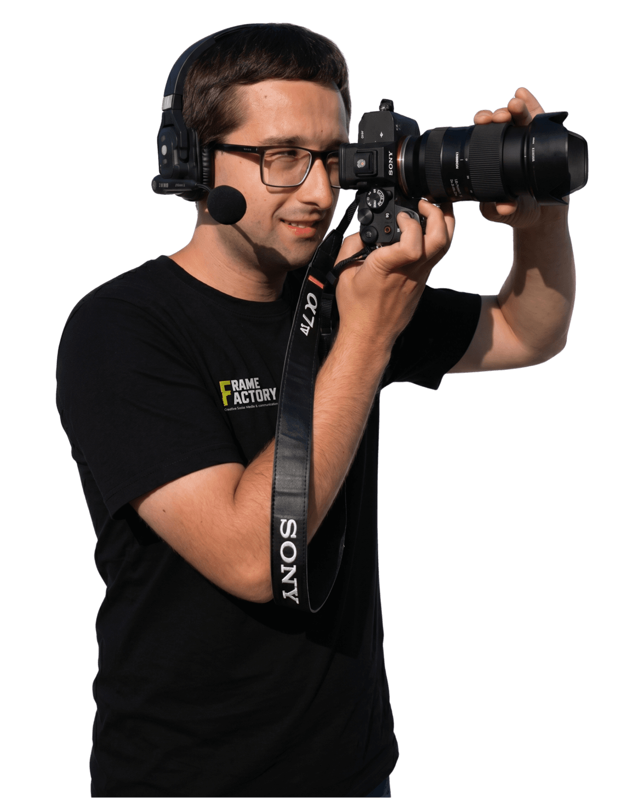 Marco Moser, fondatore di Frame Factory, con fotocamera Sony e cuffie da regia