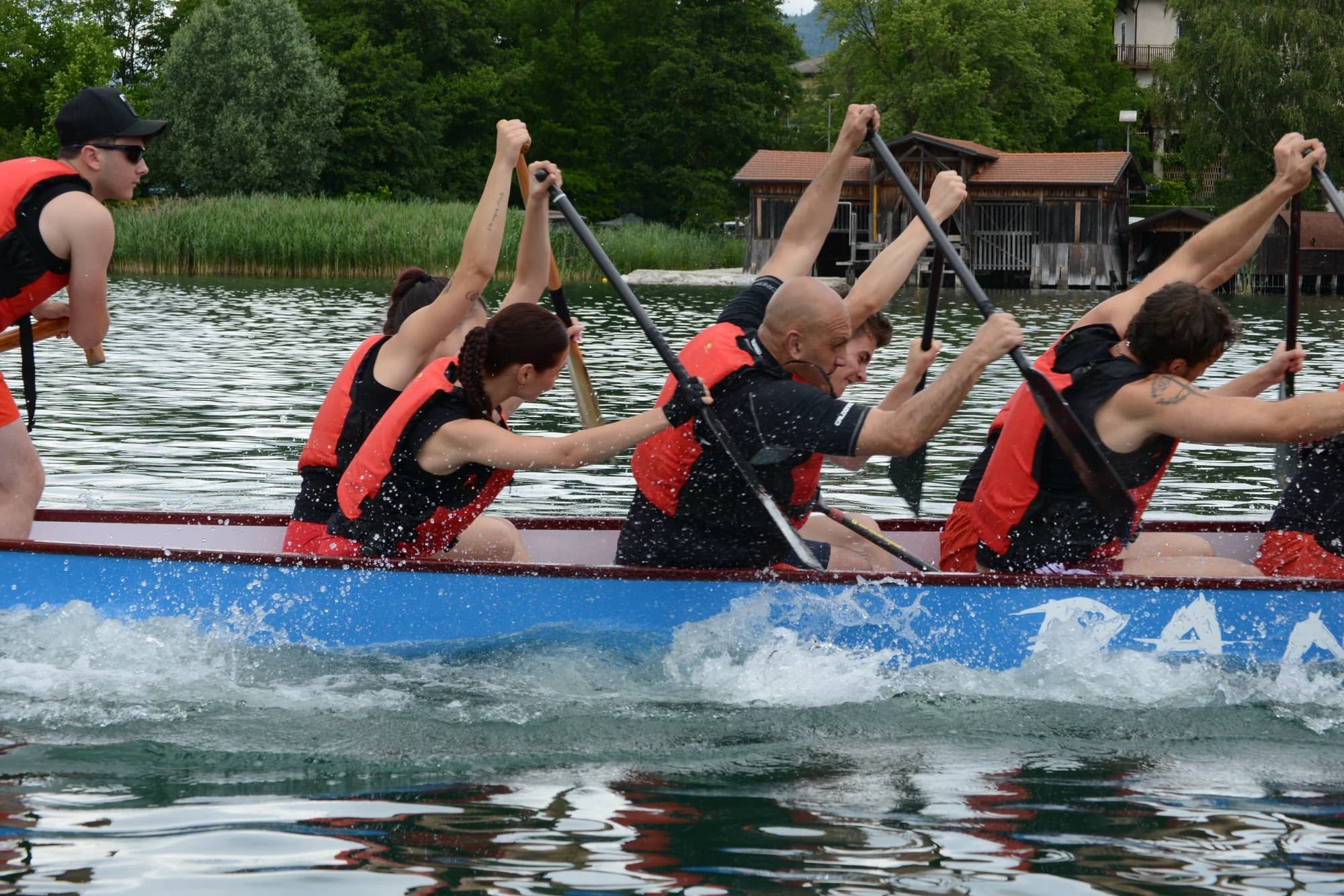 Un equipaggio in piena azione alla Ekon Cup, le pagaie sollevate insieme