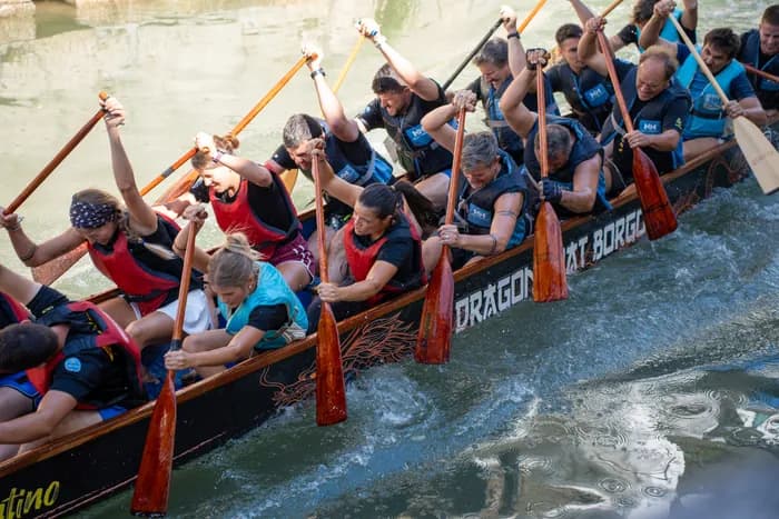 Un equipaggio spinge sulle pagaie fra gli spruzzi, sulla barca della Dragon Boat Borgo