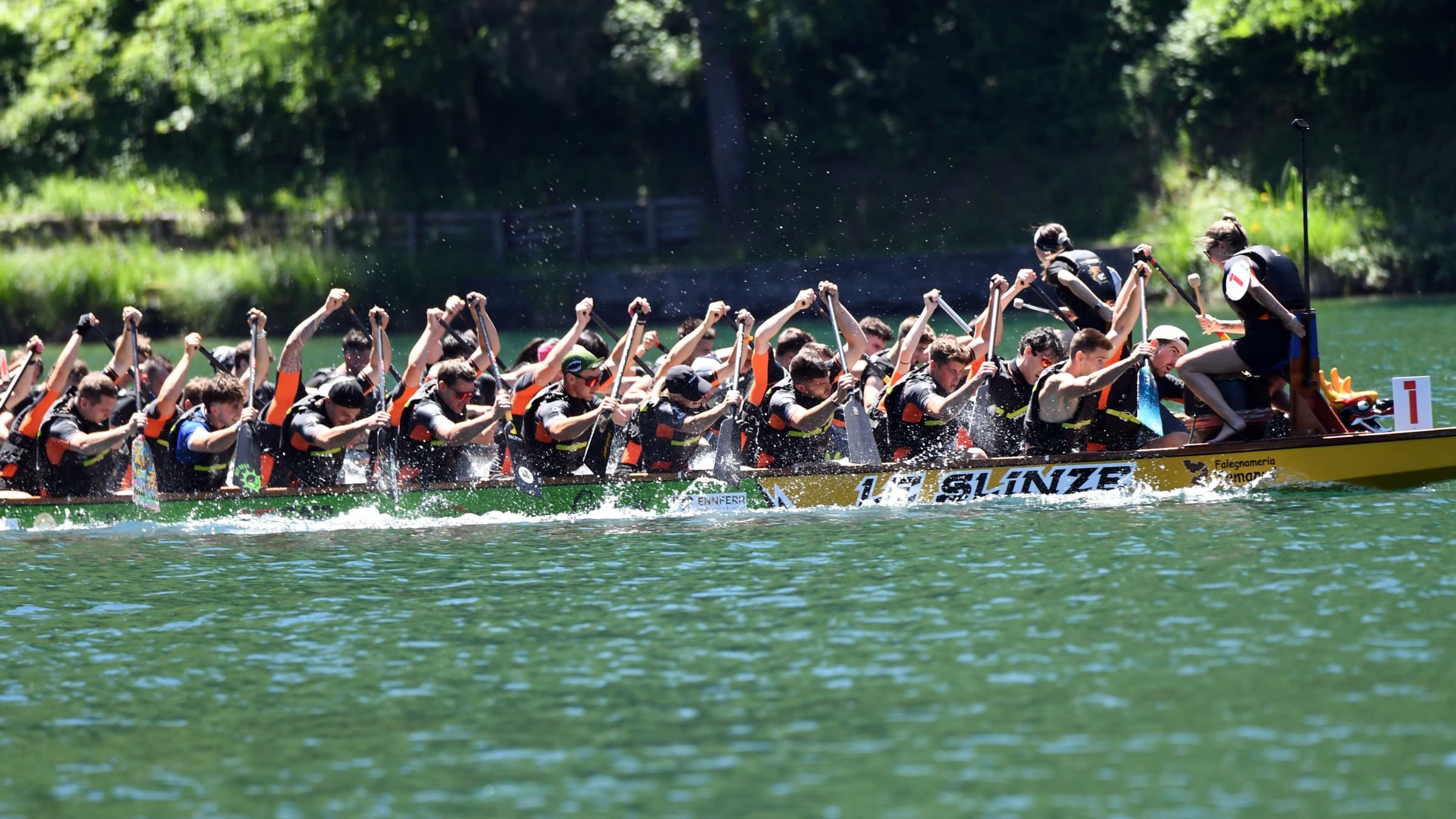 Equipaggio di dragon boat in gara sul lago durante il DragoLases