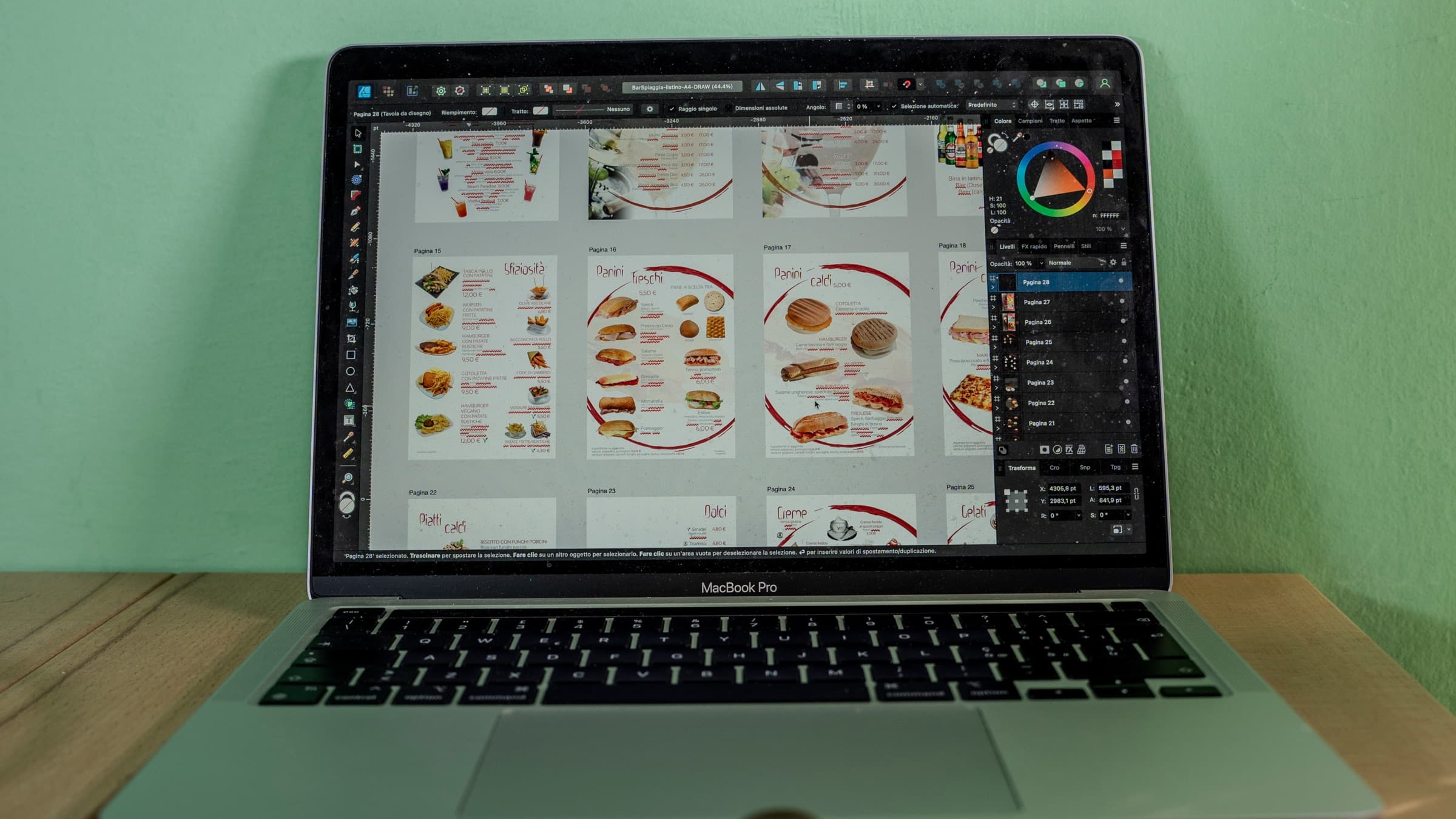 Schermo di un MacBook Pro con il menù estivo del Bar Alla Spiaggia in fase di impaginazione grafica