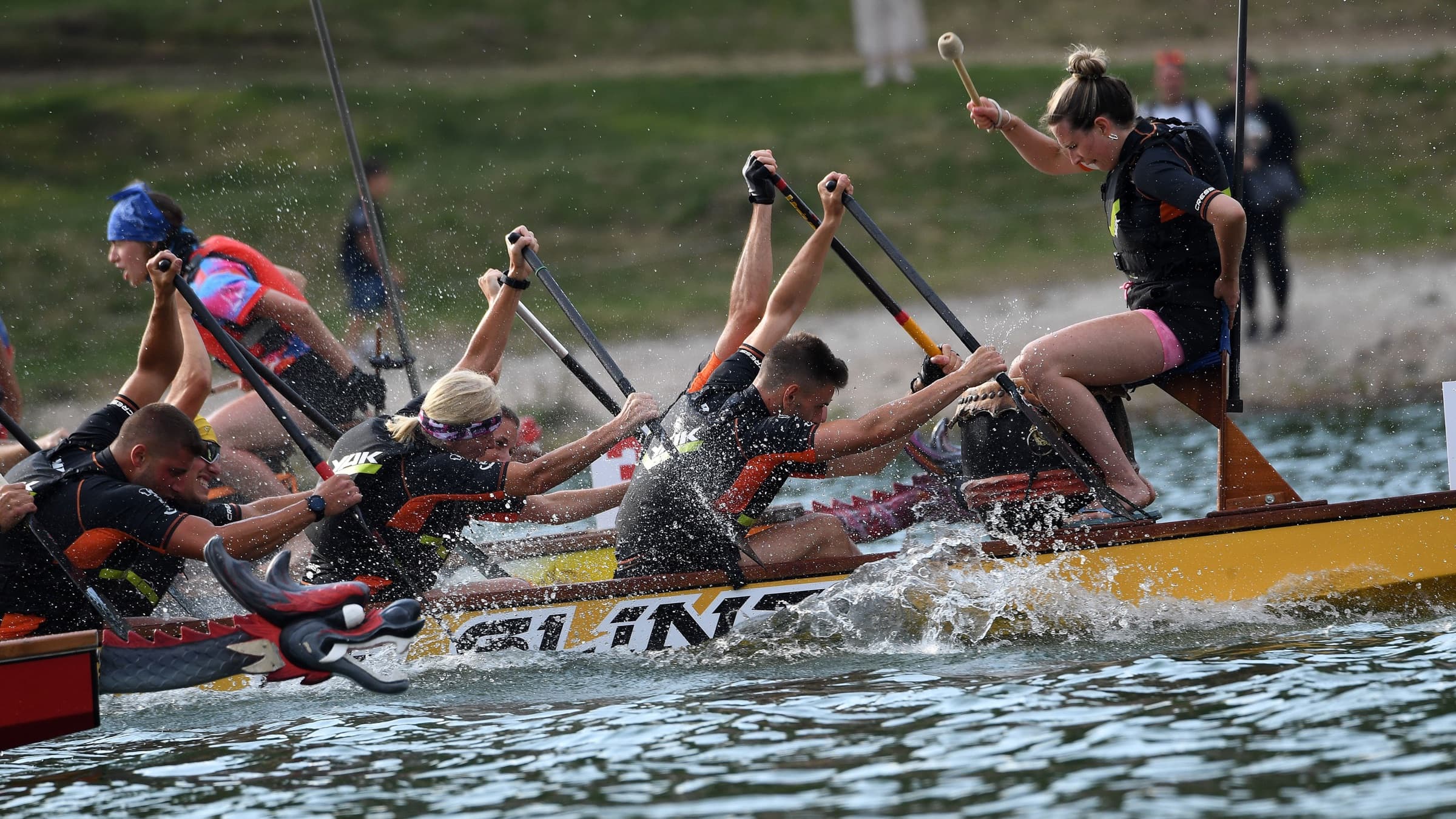 Equipaggio in gara su un dragon boat durante il DragonFestival a Baselga di Piné
