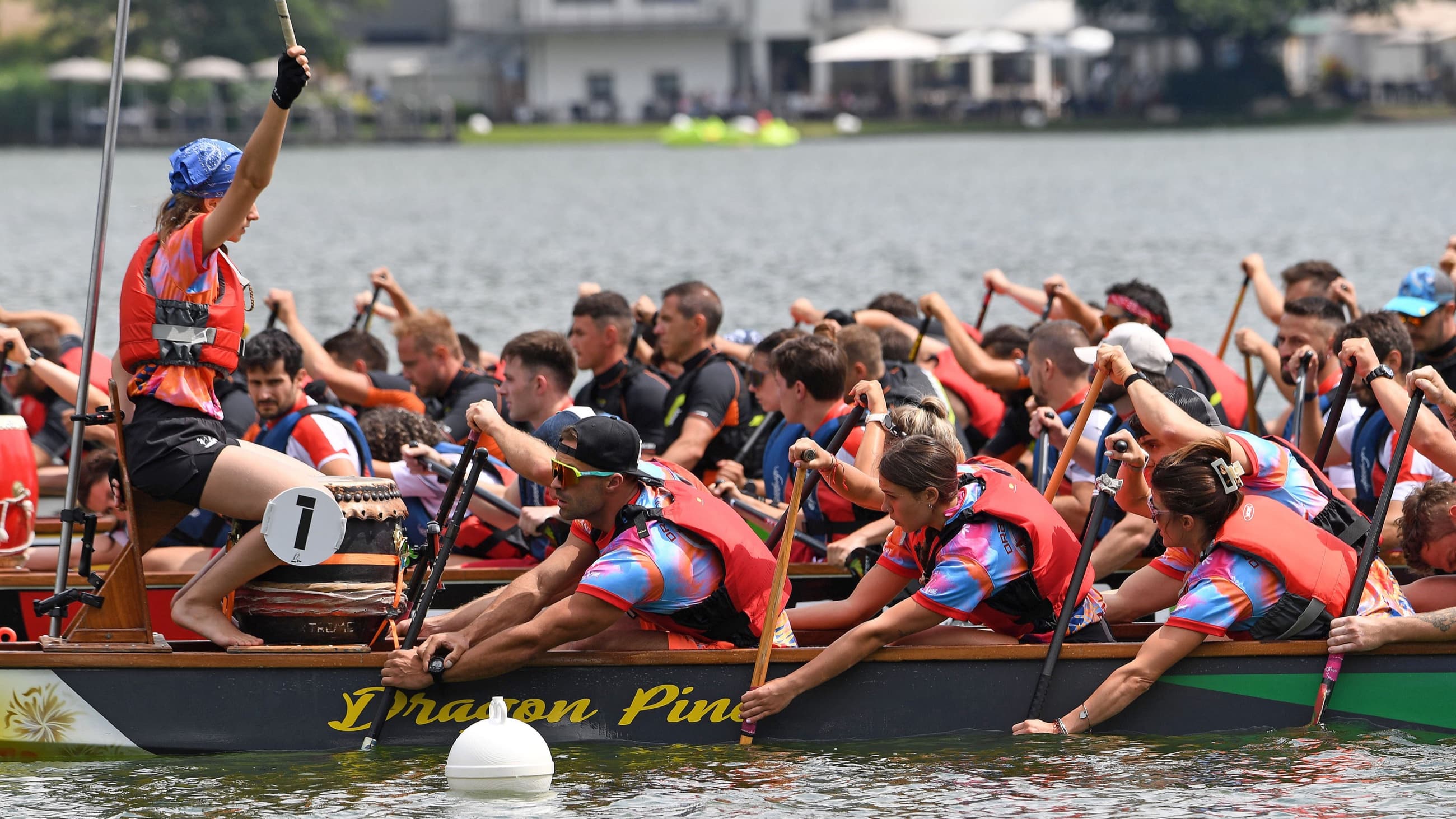 Equipaggio Dragon Pinè in gara, energia di squadra durante un evento sportivo