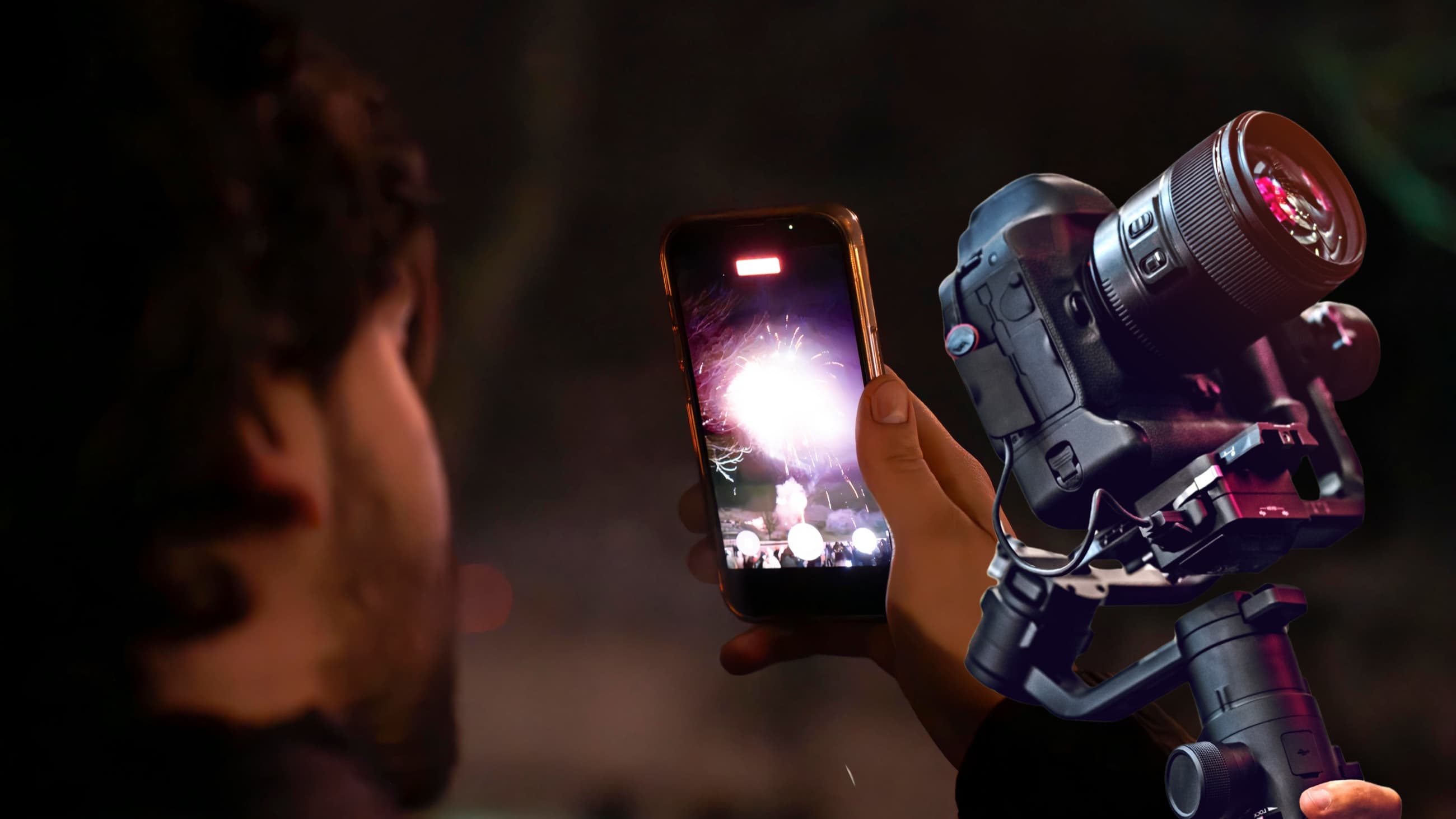Ripresa di fuochi d'artificio con gimbal professionale e smartphone in primo piano