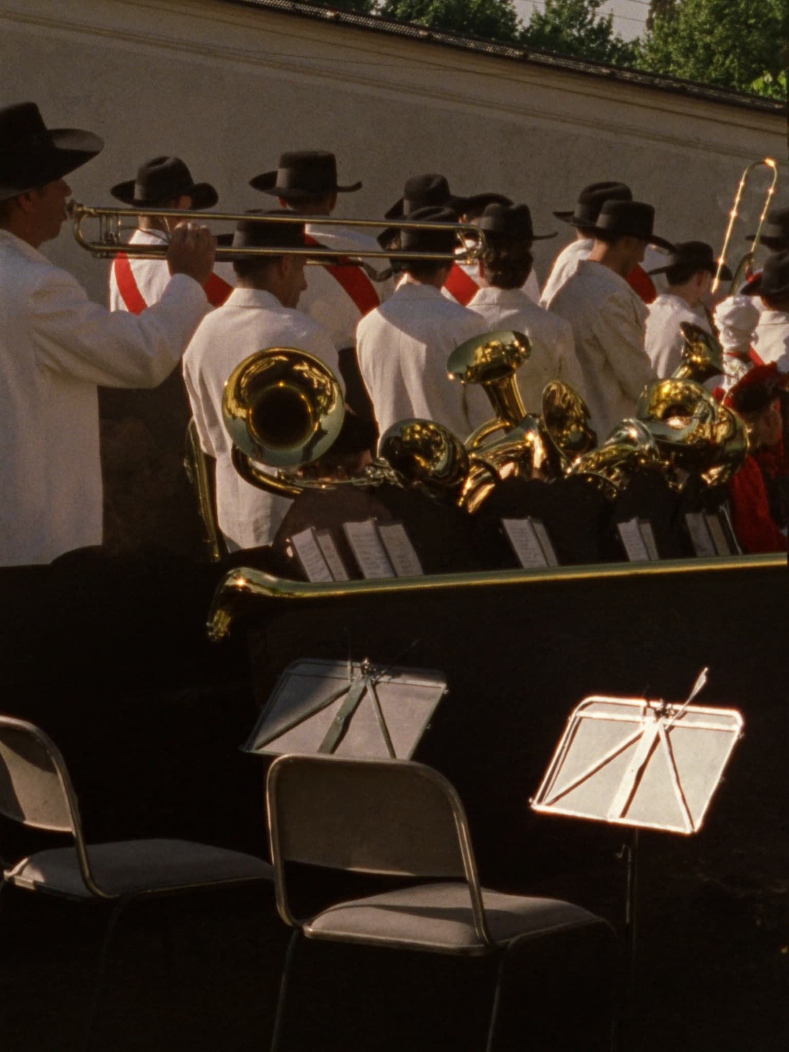 Banda musicale in costume tradizionale si esibisce all'aperto in piazza