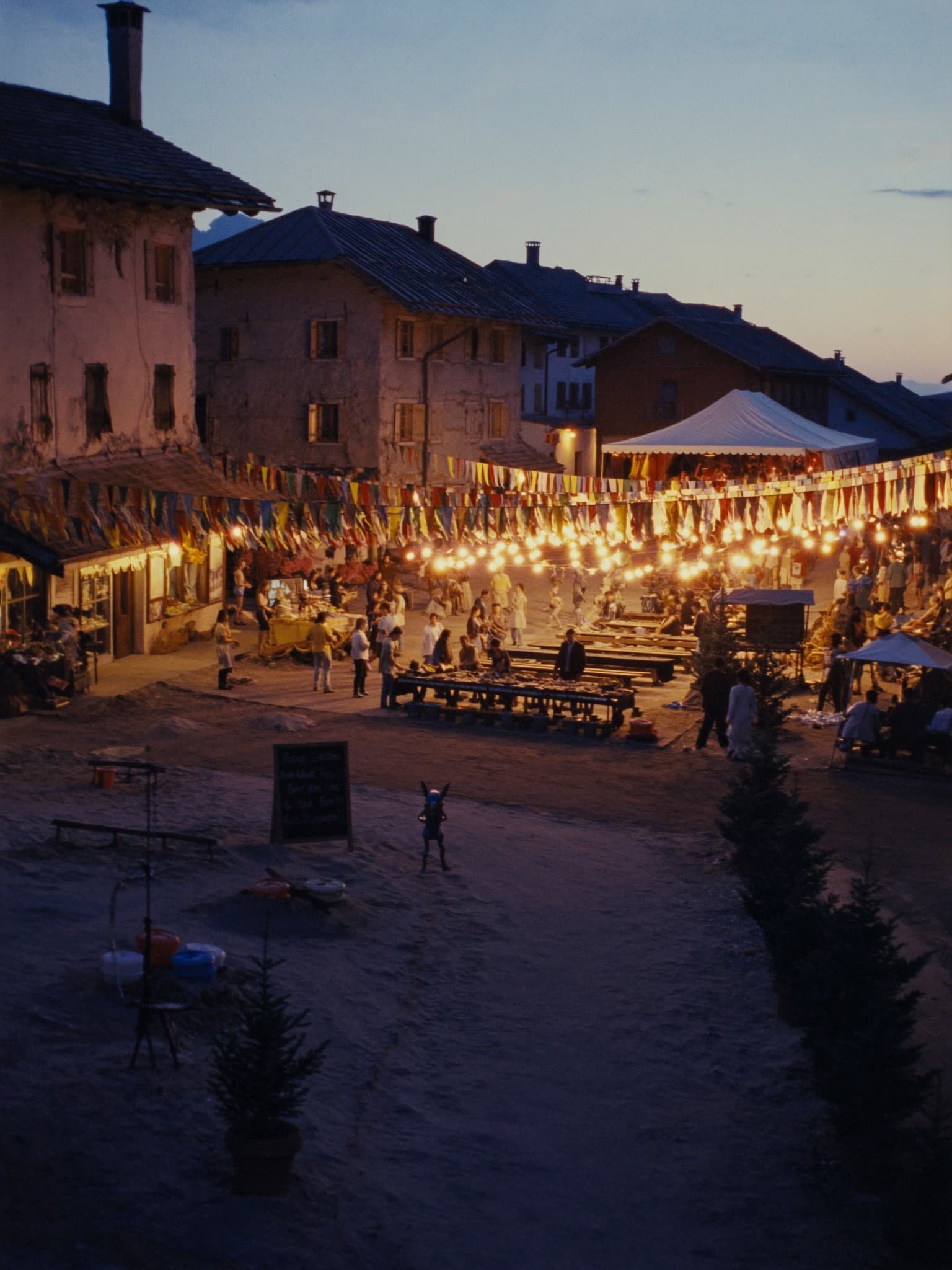 Una piazza di paese gremita durante una festa