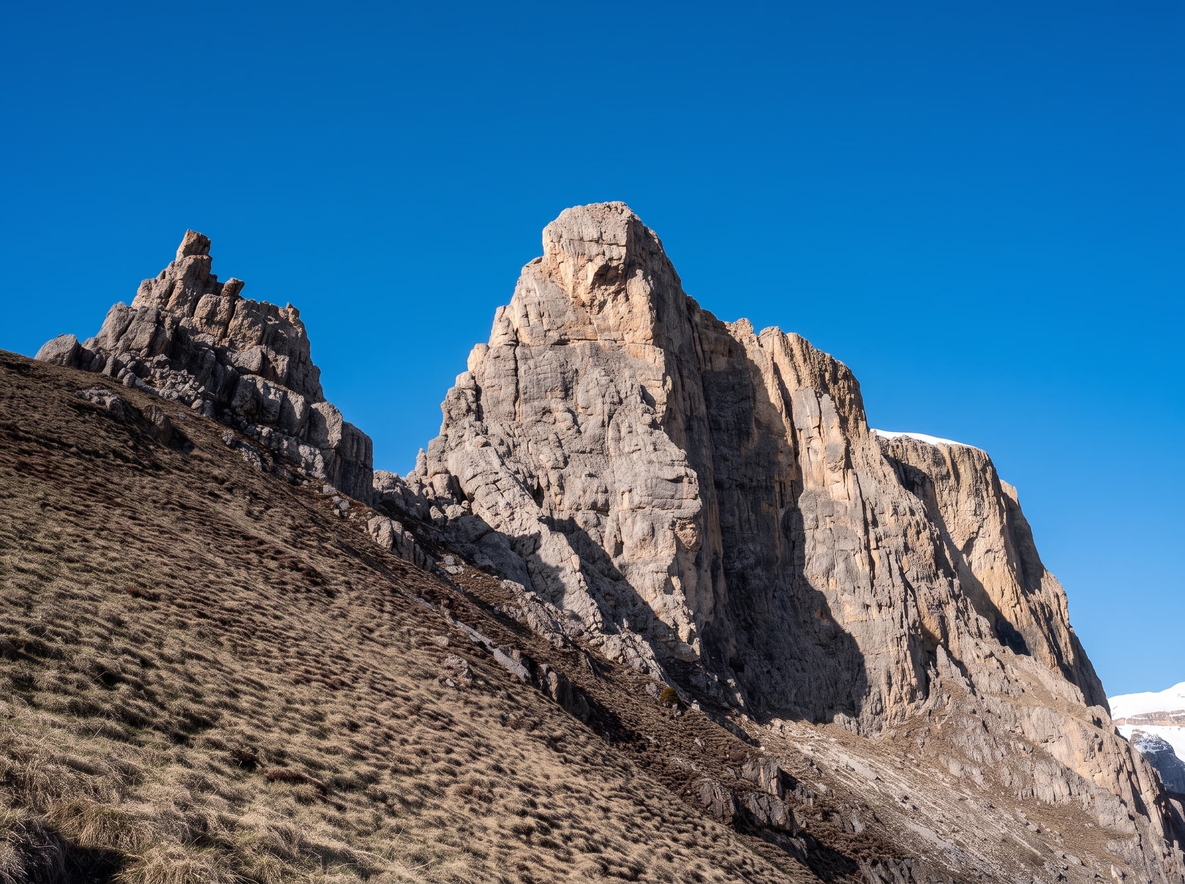 Guglie rocciose delle Dolomiti trentine contro un cielo azzurro terso