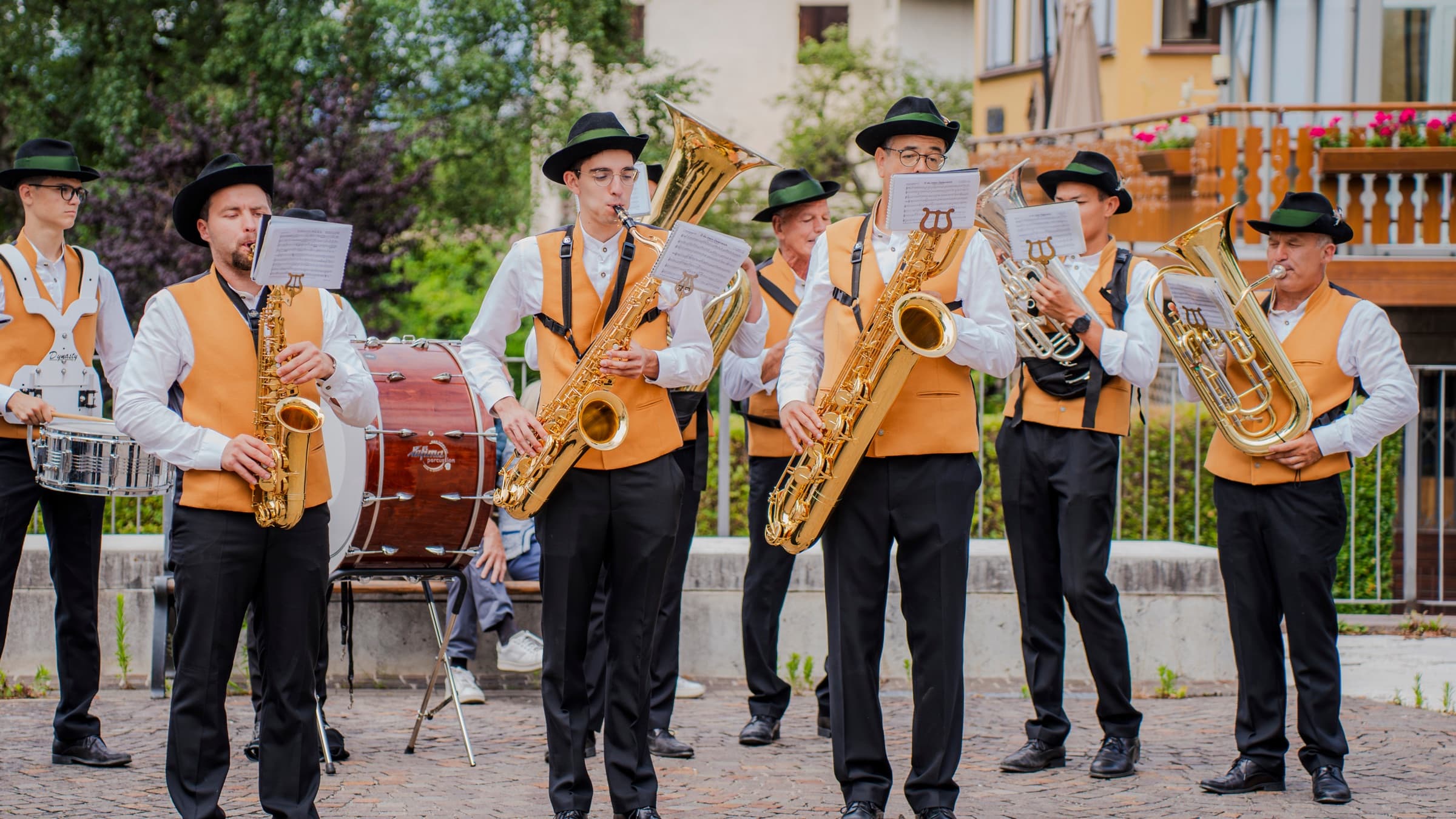 Banda musicale in costume tradizionale si esibisce all'aperto in piazza