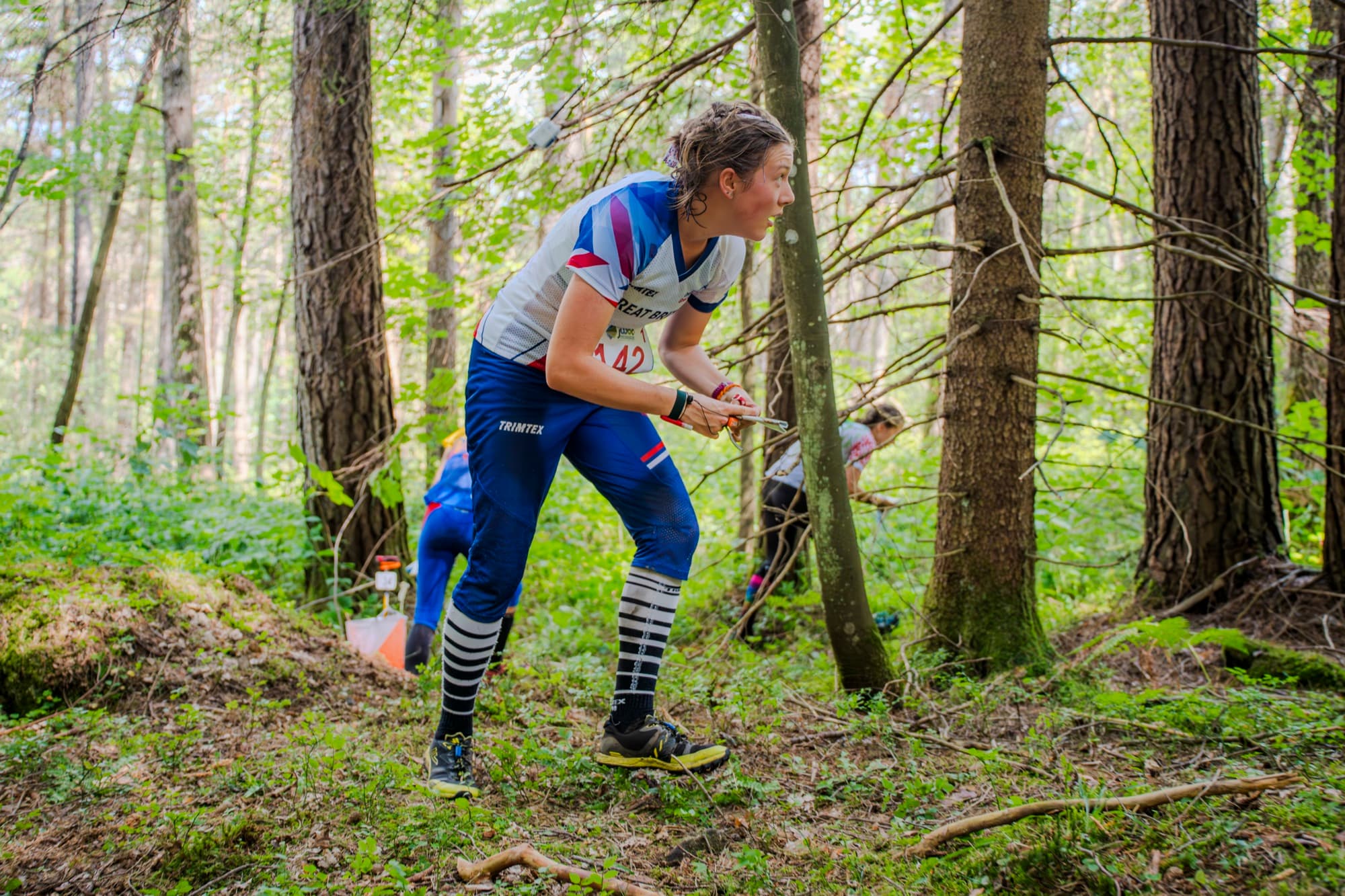 Un'atleta di orienteering corre nel bosco