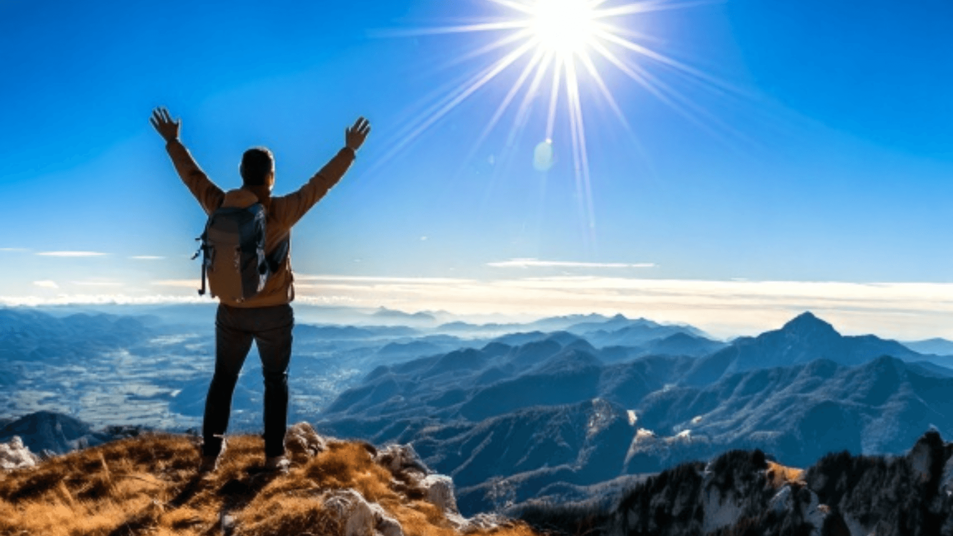 Escursionista con le braccia al cielo sulla vetta — piano Peak