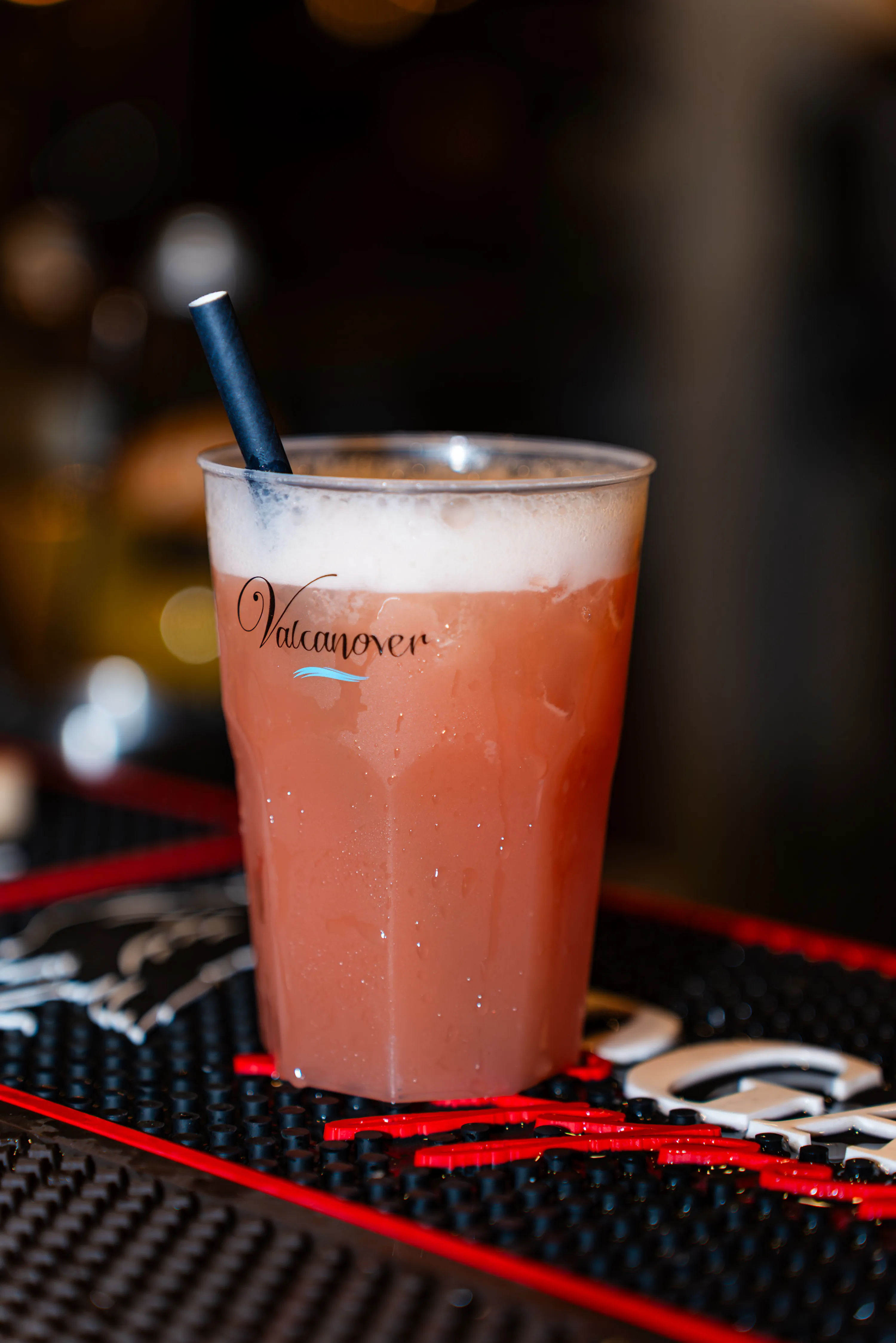 Un cocktail nel bicchiere del Valcanover, in primo piano
