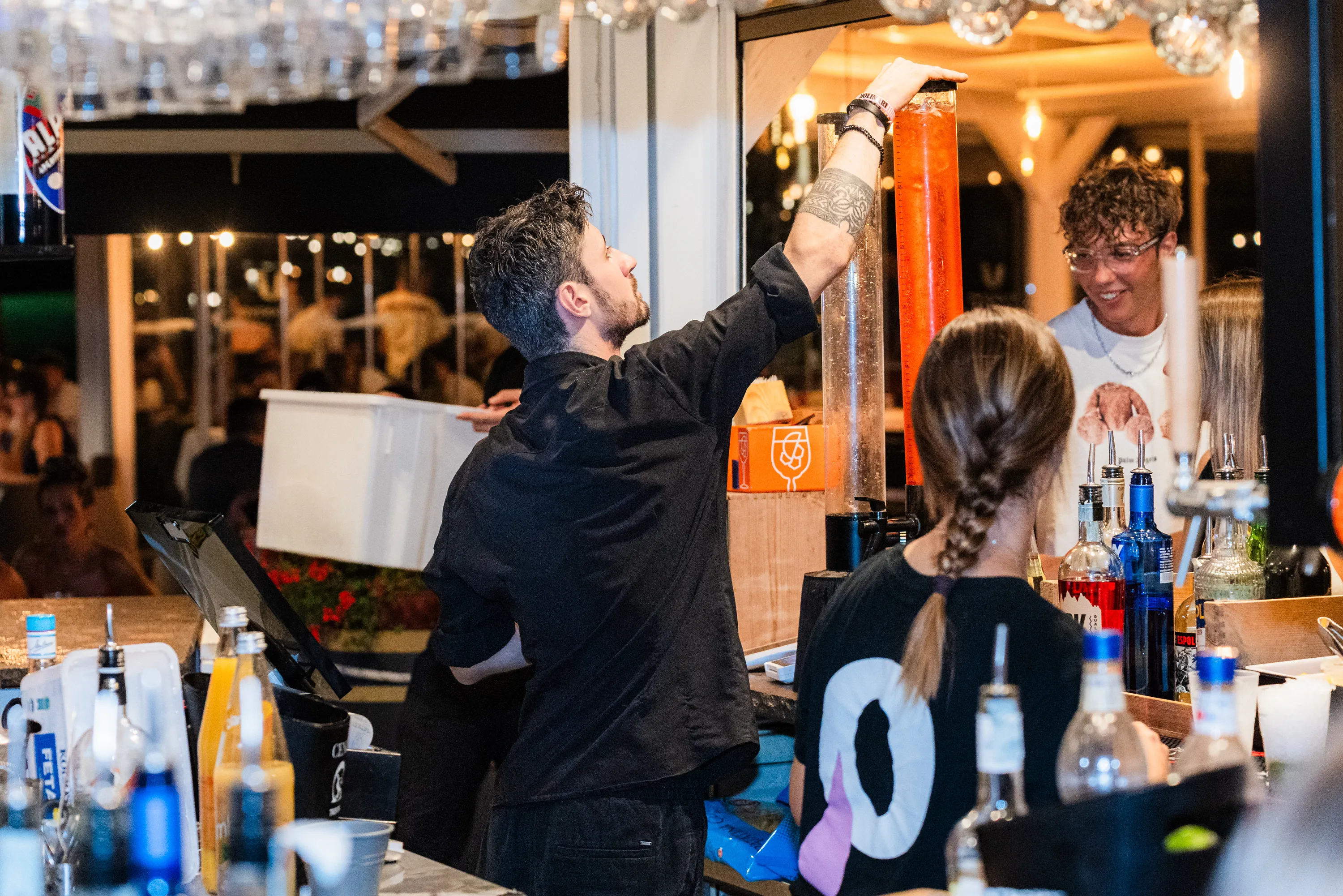 Il barman al lavoro dietro il bancone