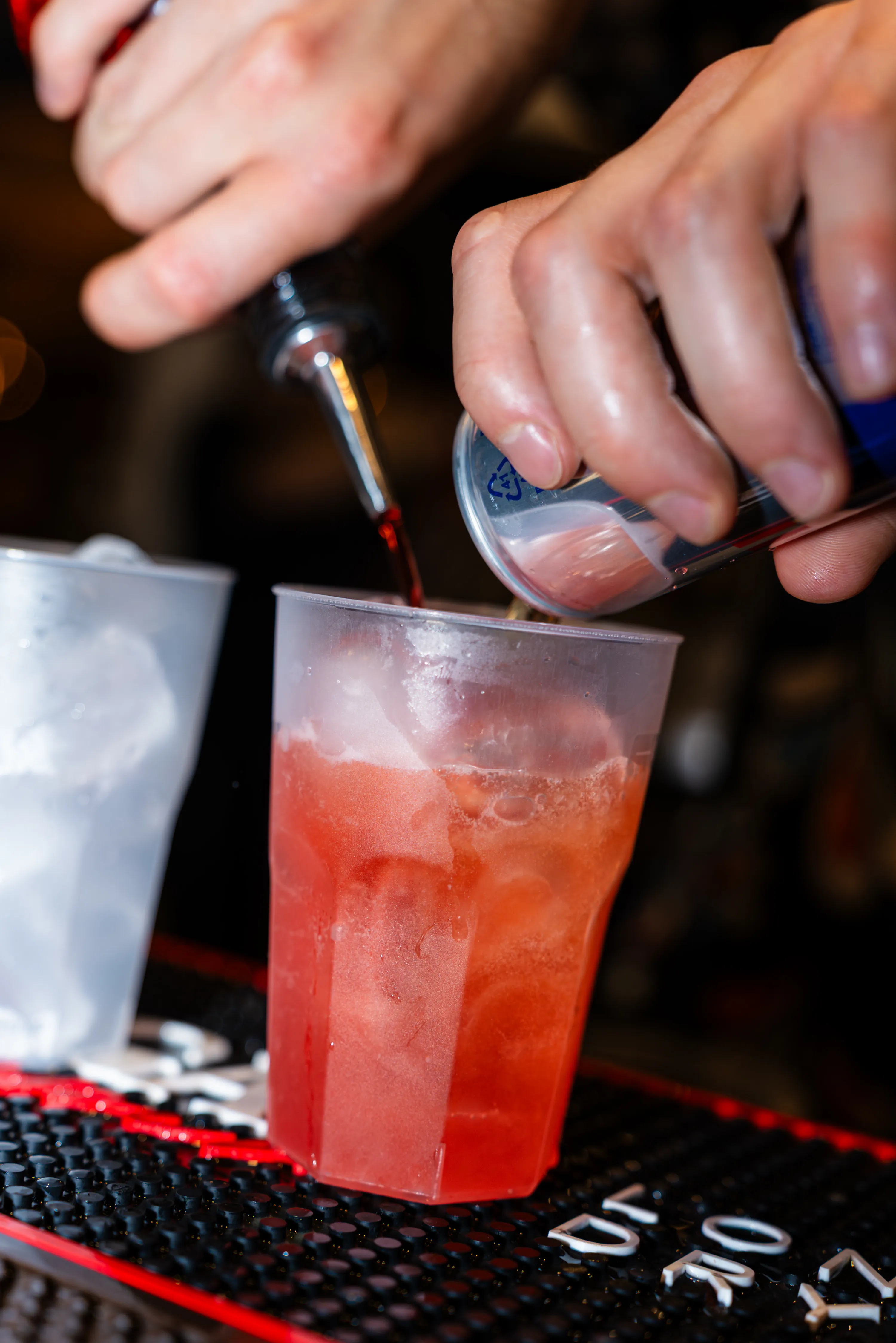 I bicchieri e un cocktail in primo piano sul bancone