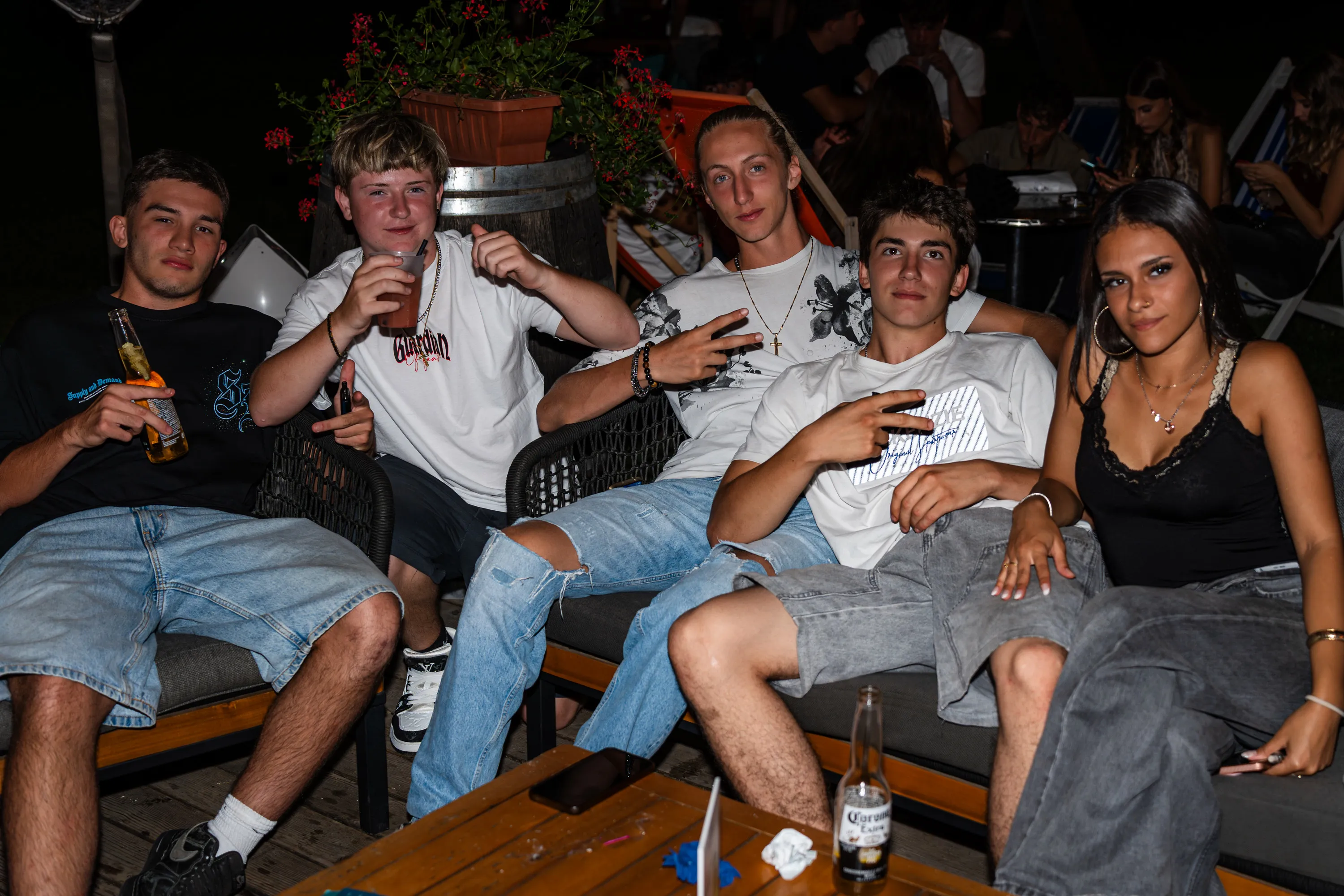 Un gruppo seduto ai tavoli della serata