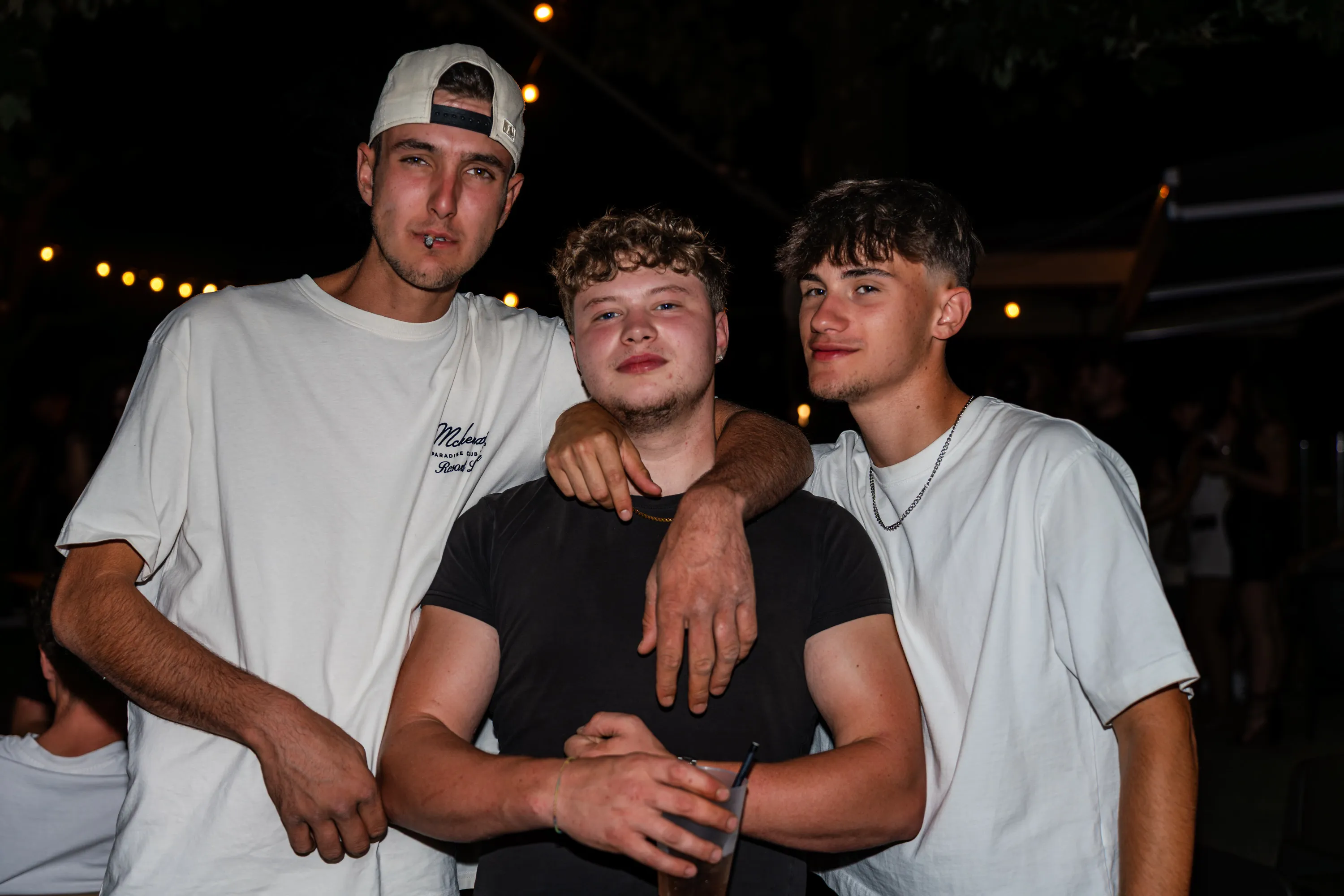 Tre ragazzi in posa durante la serata