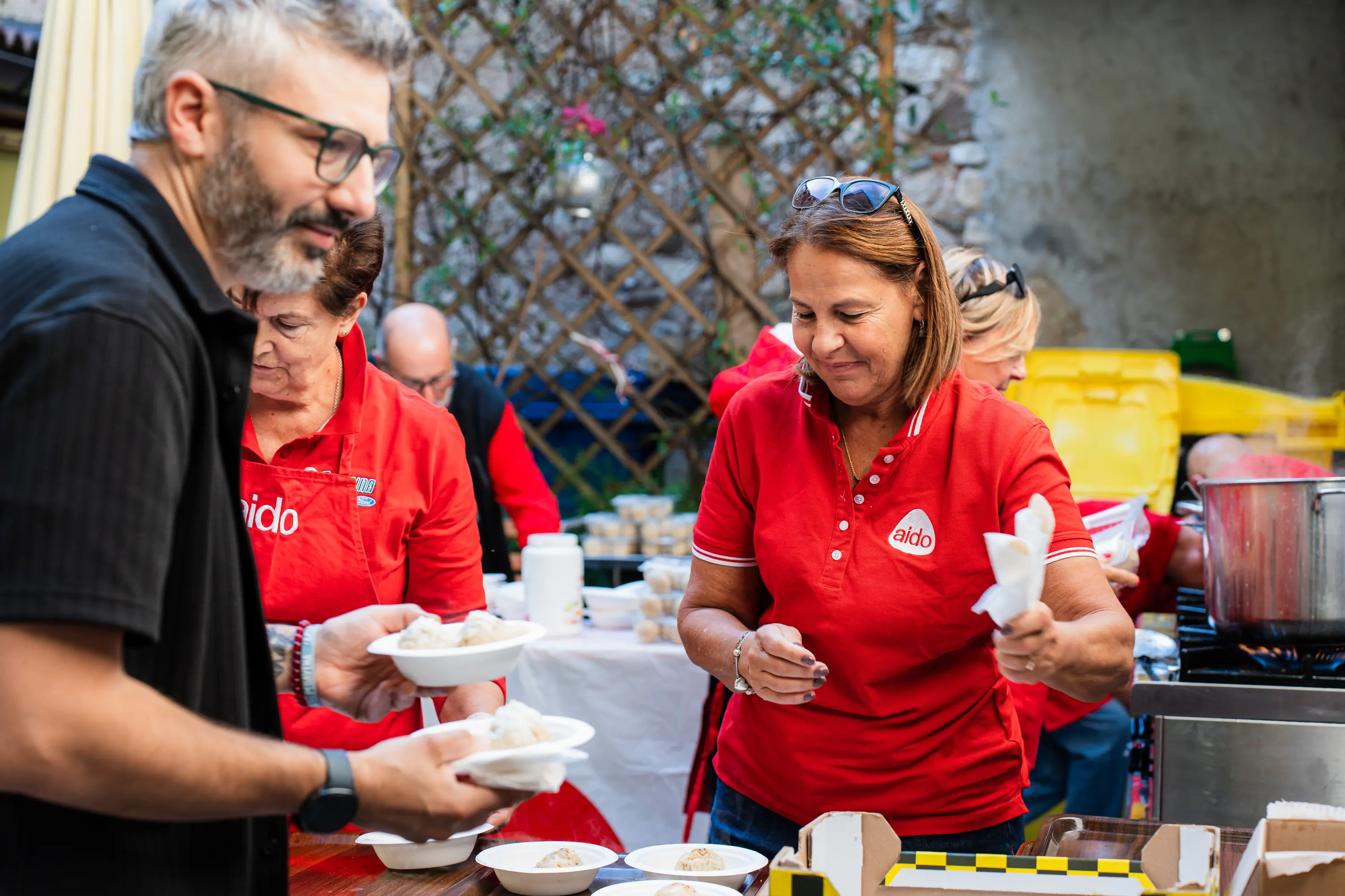 Le volontarie dell'AIDO servono i piatti al banco