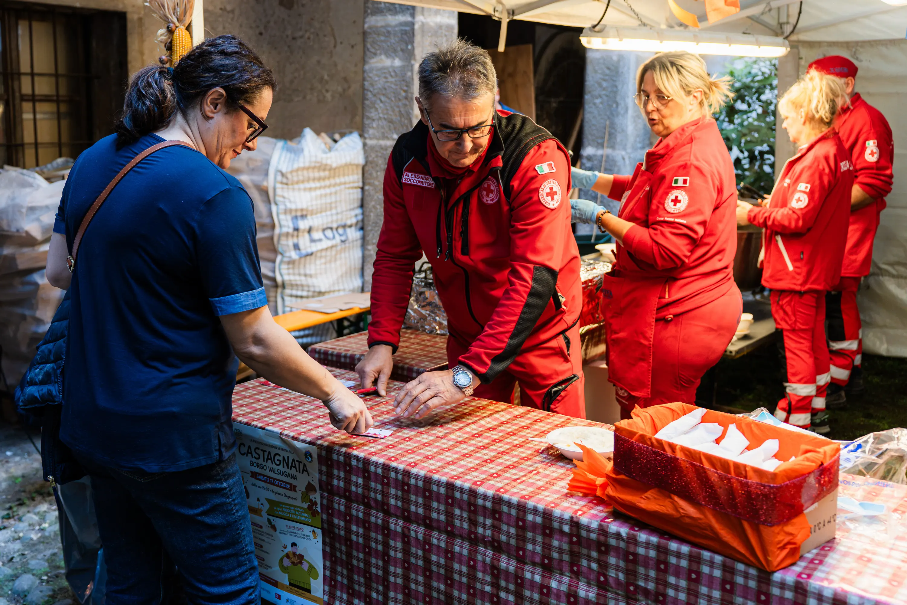 I volontari della Croce Rossa al lavoro dietro il banco