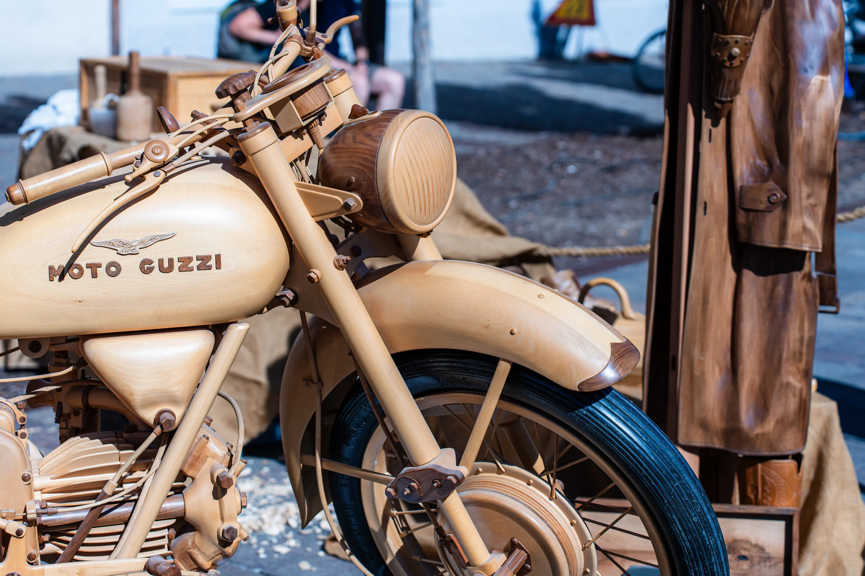 Una Moto Guzzi fatta di legno, in mostra lungo la via