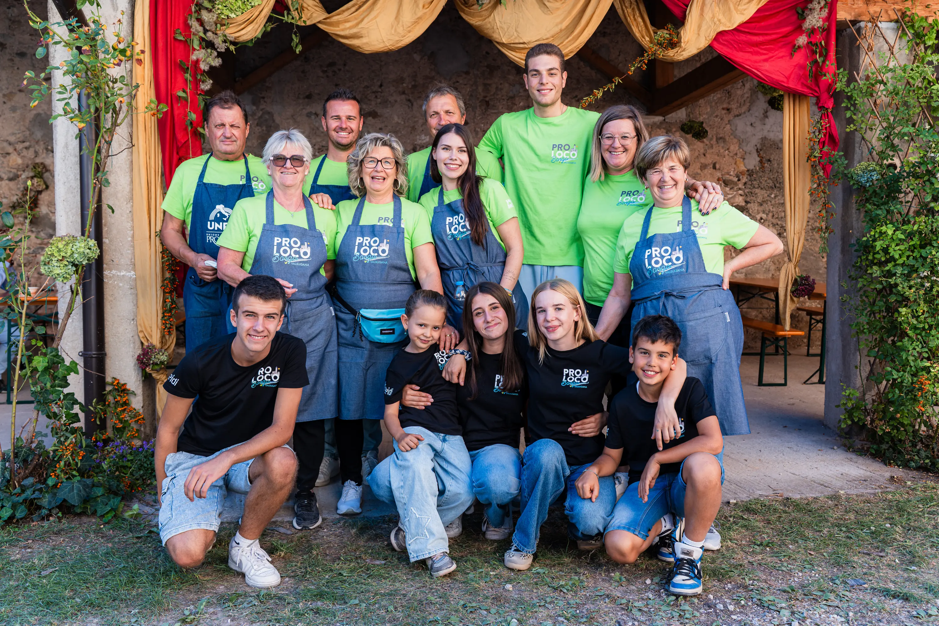 Il gruppo della Pro Loco in posa, con le magliette verdi e i grembiuli