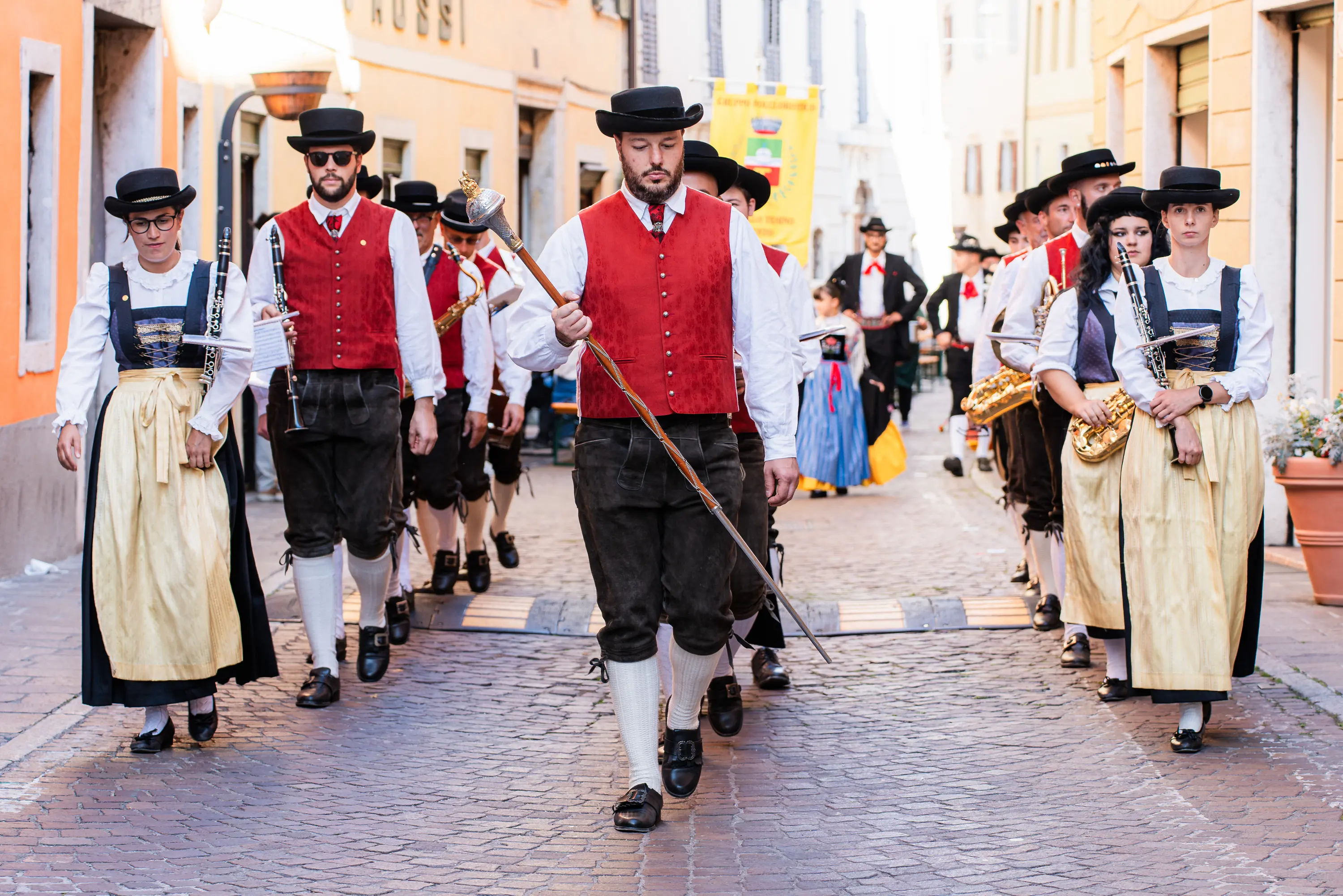 La sfilata in costume tradizionale per le vie di Borgo Valsugana