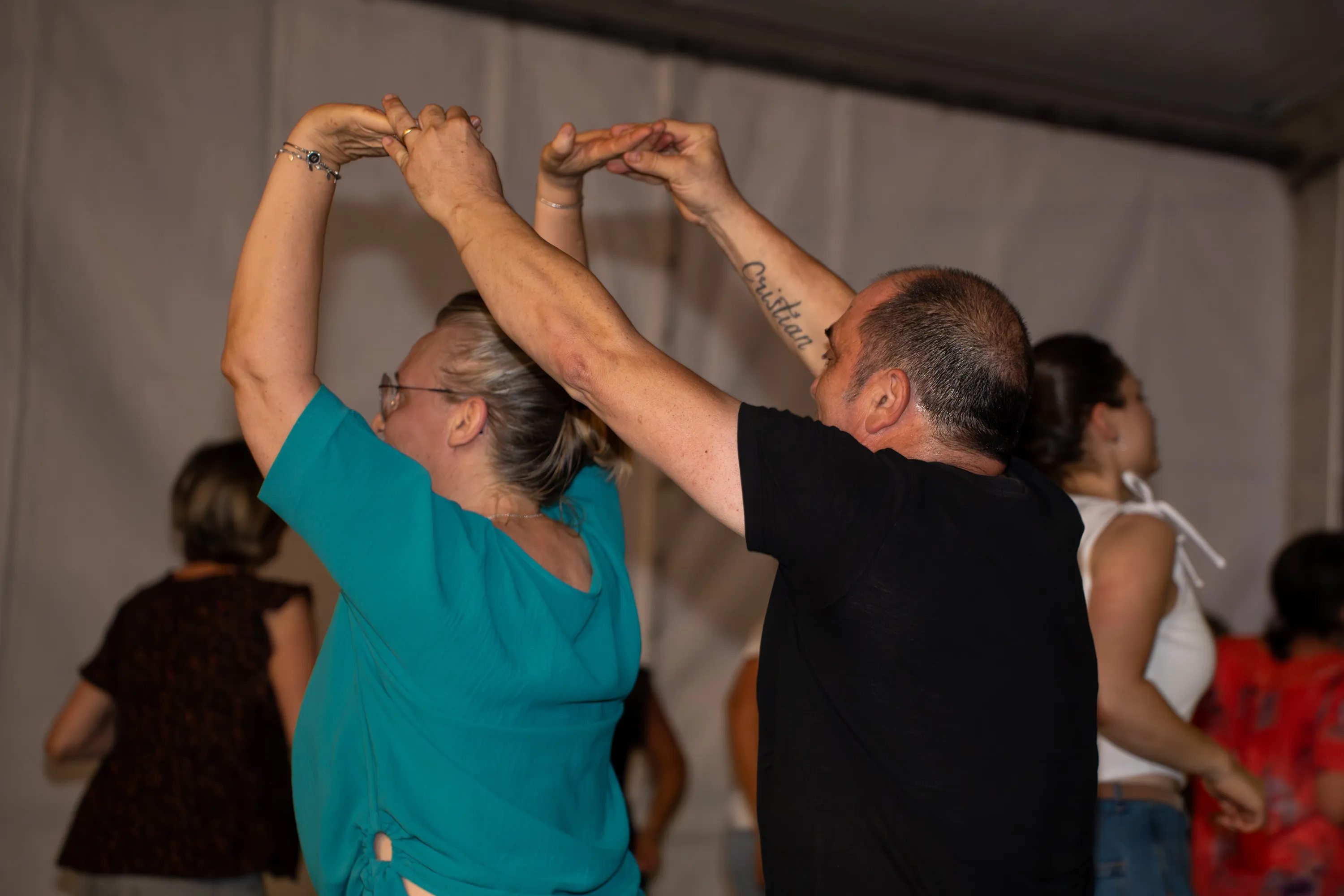 Due ballerini con le mani unite sopra la testa