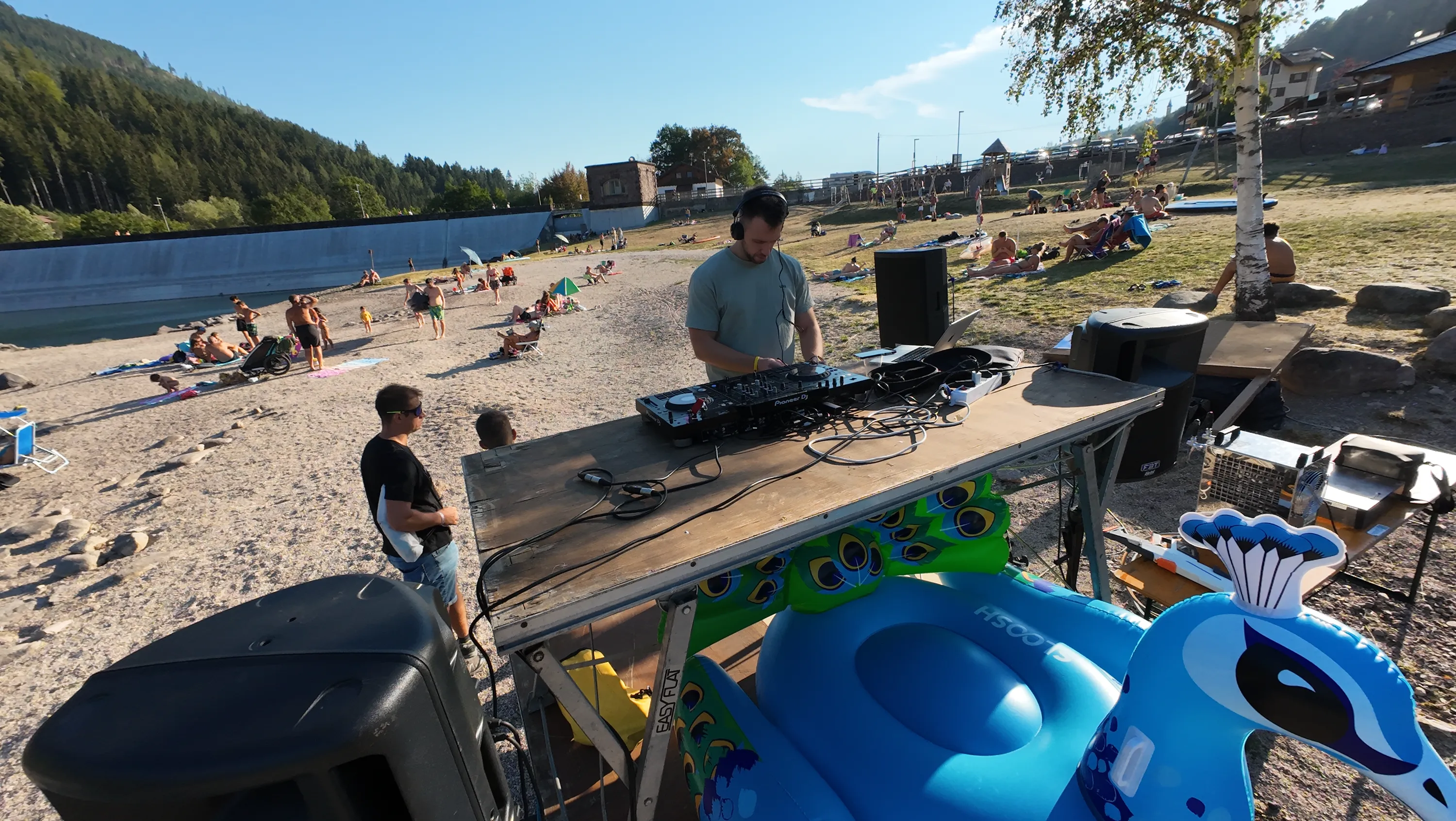 La consolle sulla spiaggia con il lago alle spalle
