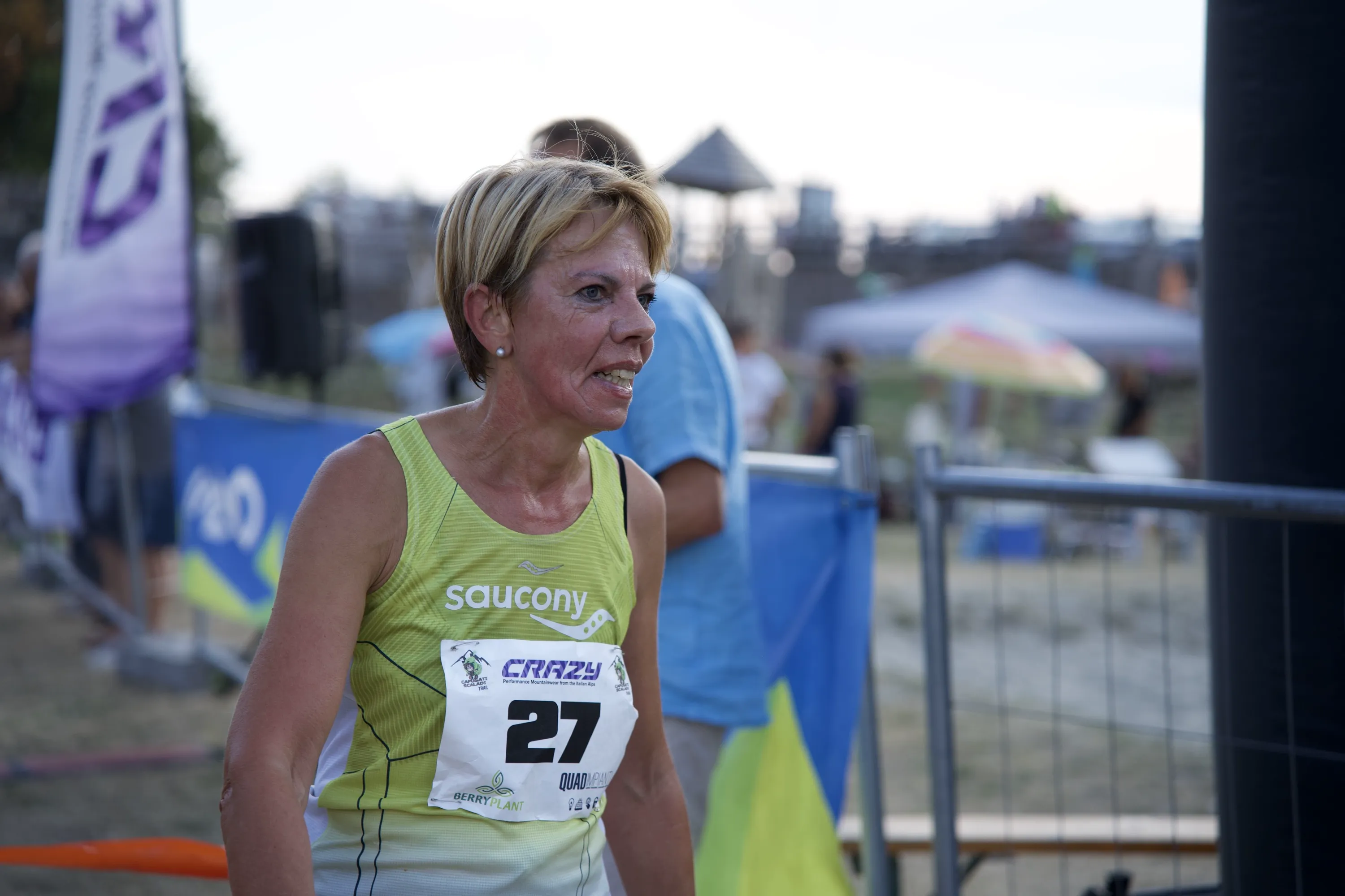 Un'atleta arriva al traguardo del trail