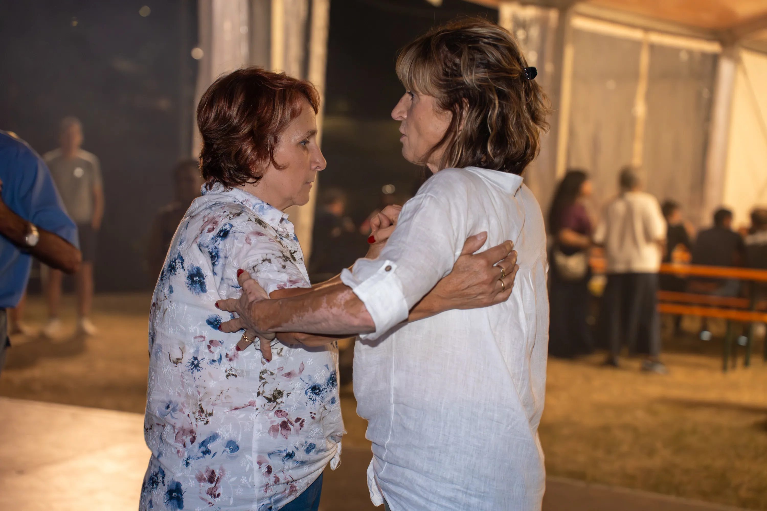 Due donne ballano abbracciate durante la serata