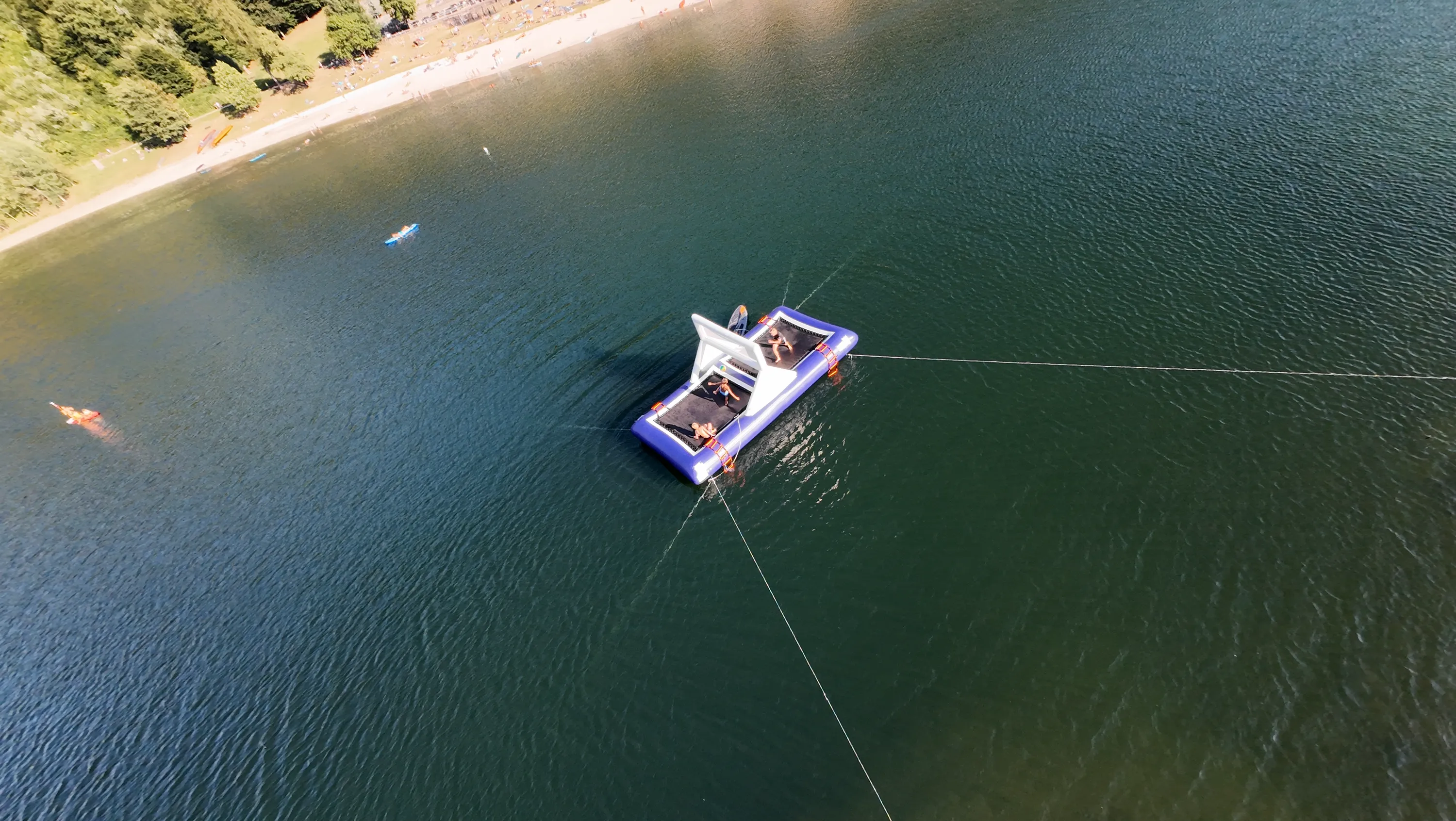 Il lago delle Piazze visto dall'alto, con la piattaforma gonfiabile in mezzo all'acqua