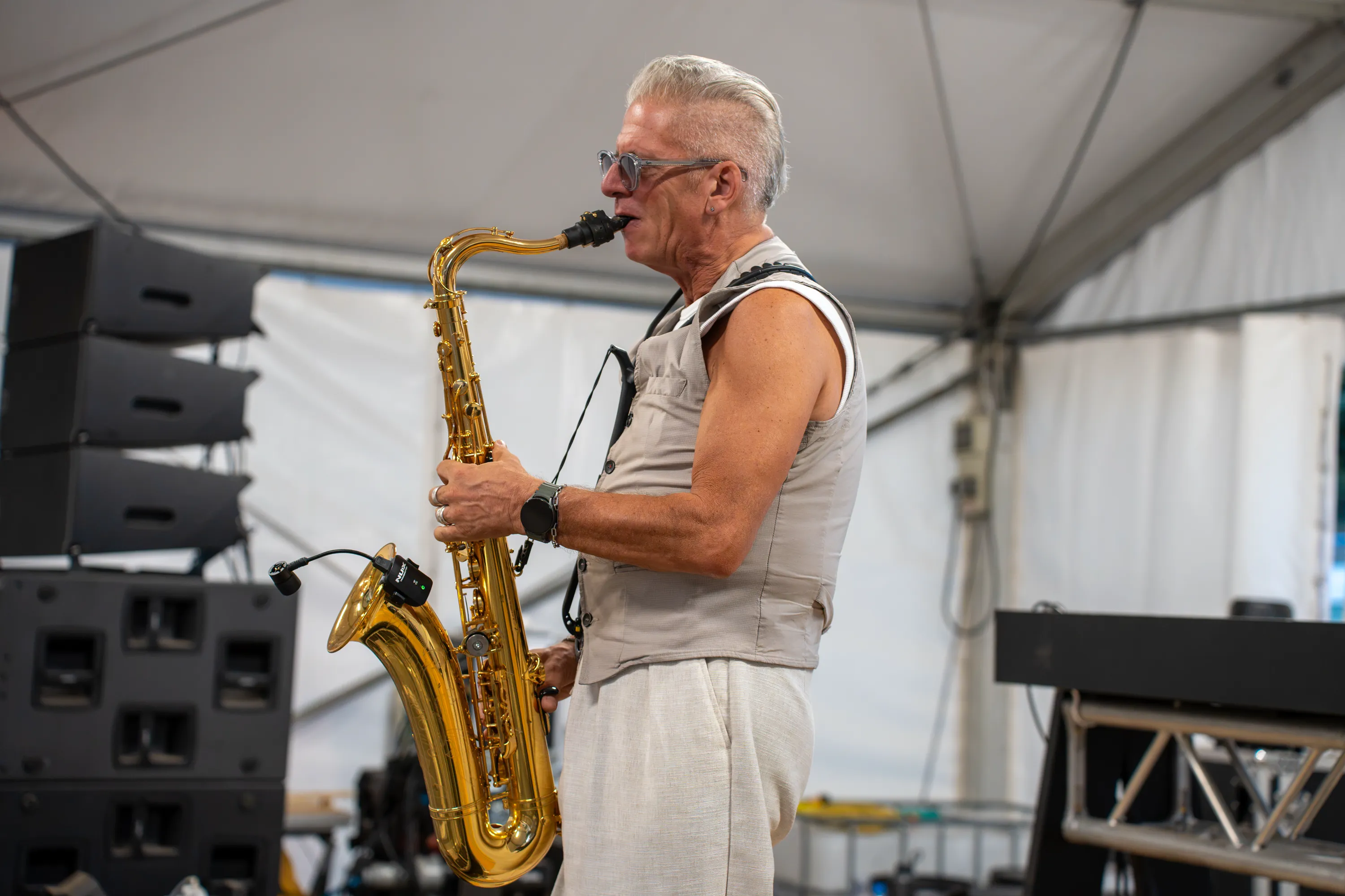 Il sassofonista suona sul palco sotto il tendone