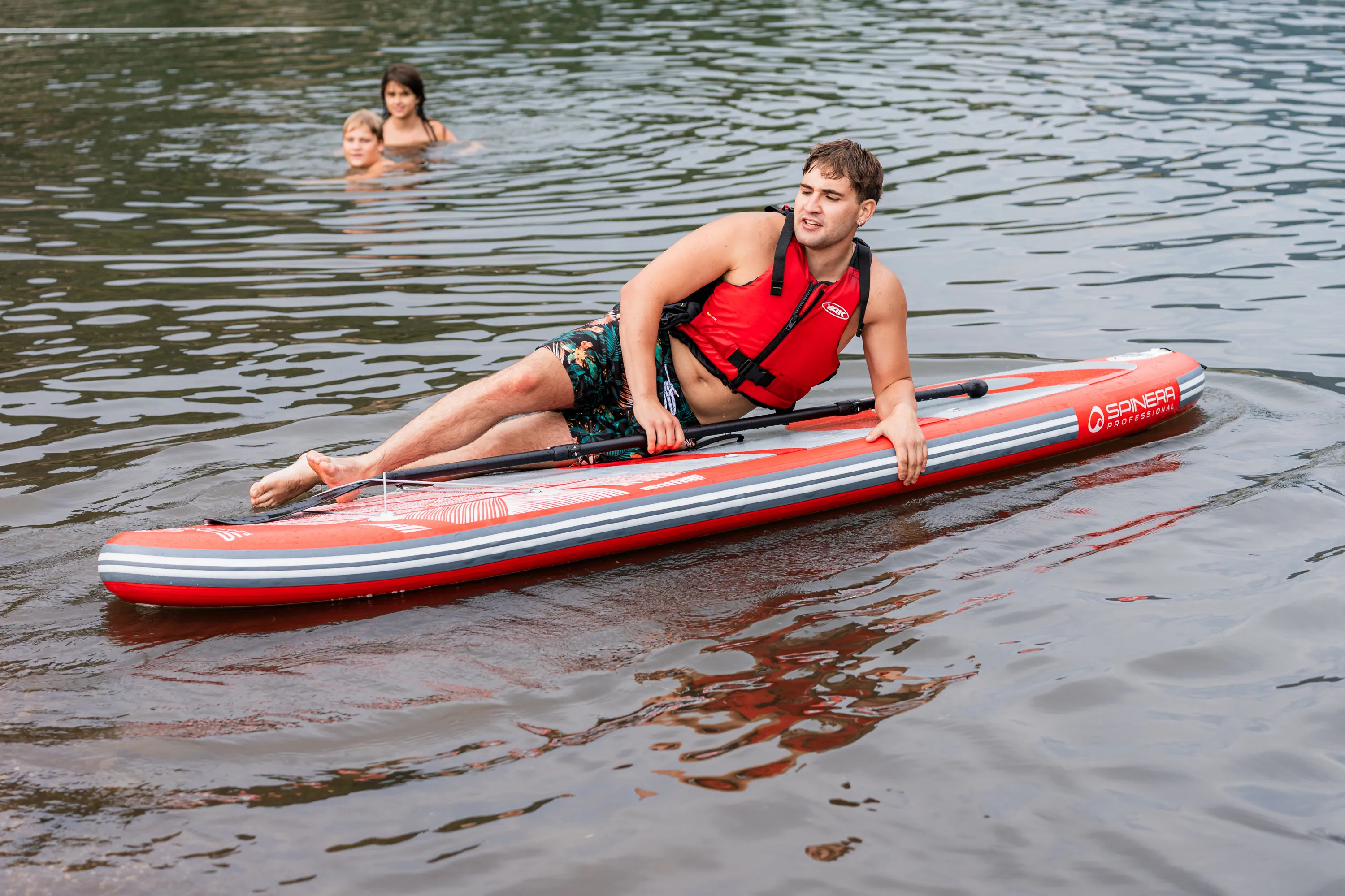 Un ragazzo su una tavola da sup sul lago delle Piazze
