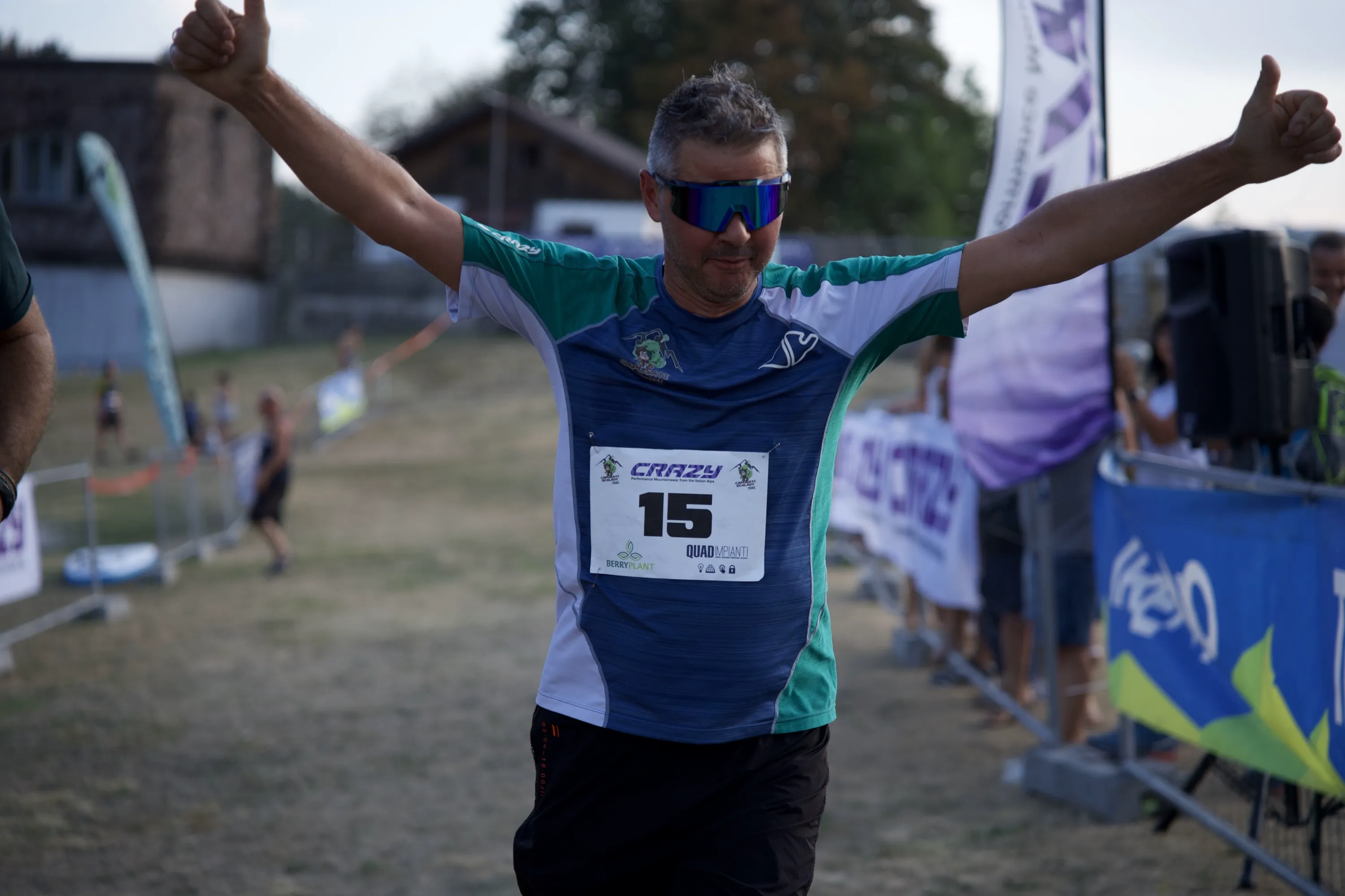 Un atleta taglia il traguardo con le braccia spalancate