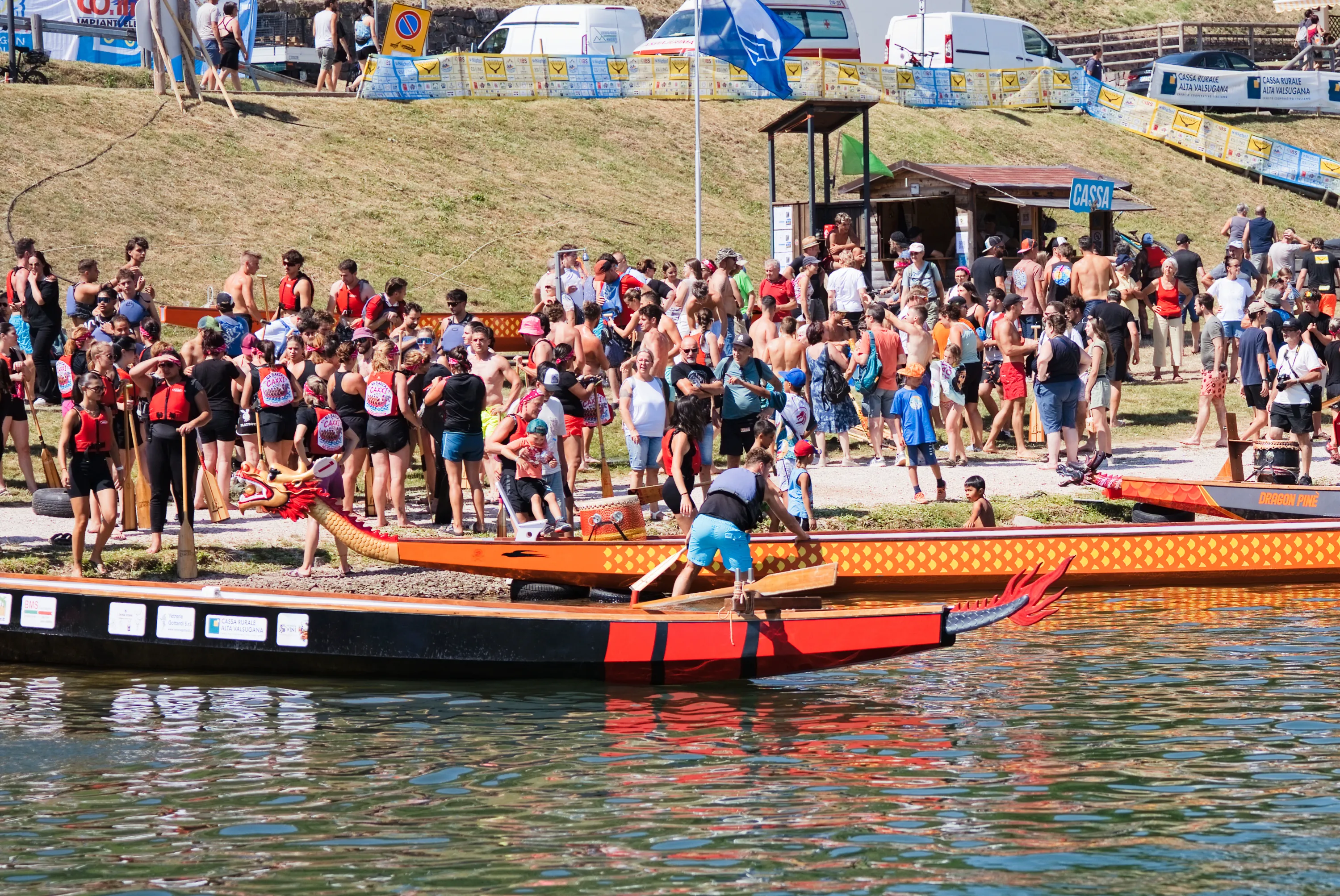 Le barche ormeggiate lungo la riva a fine giornata, con la gente sullo sfondo