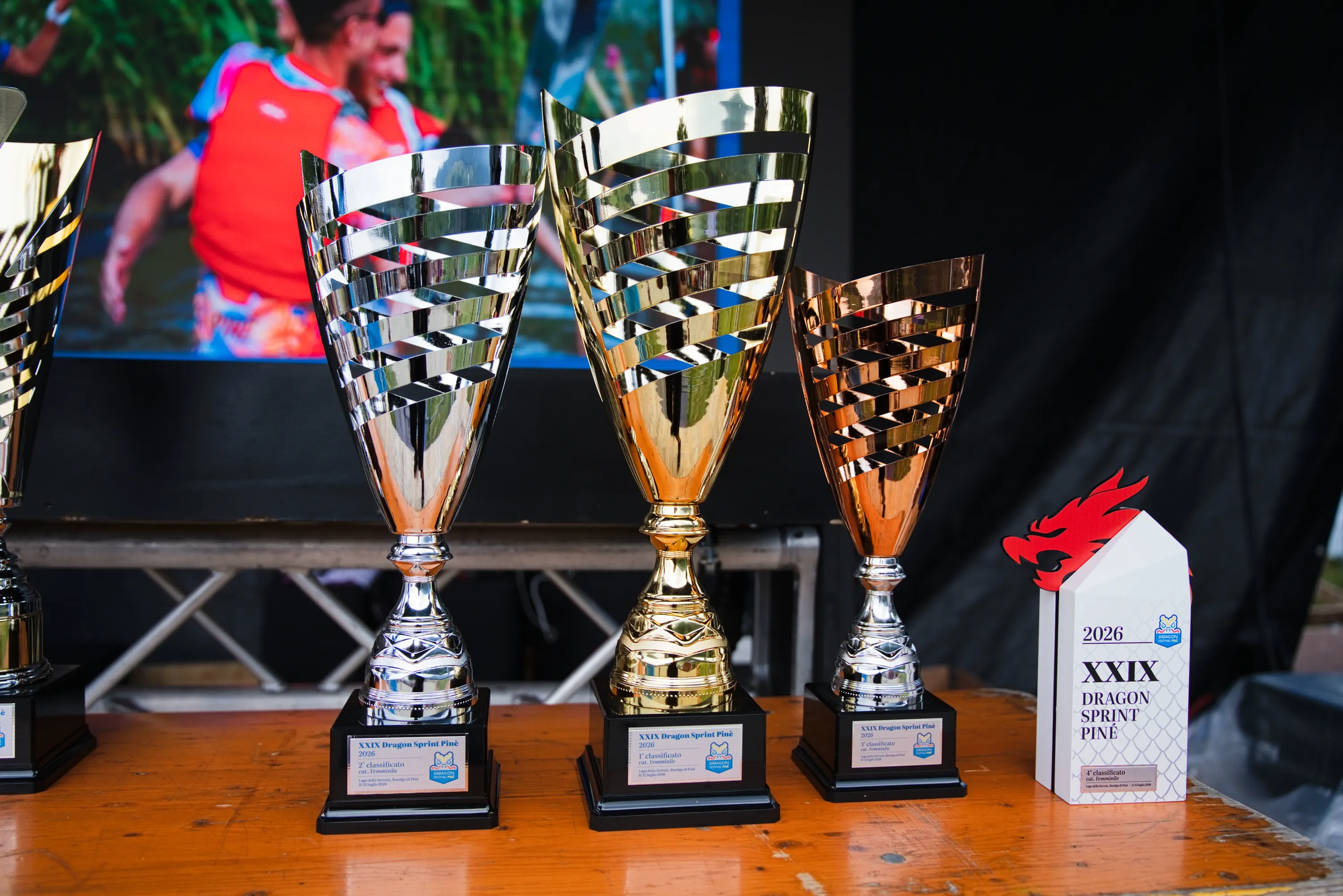 Le coppe della gara allineate sul palco delle premiazioni