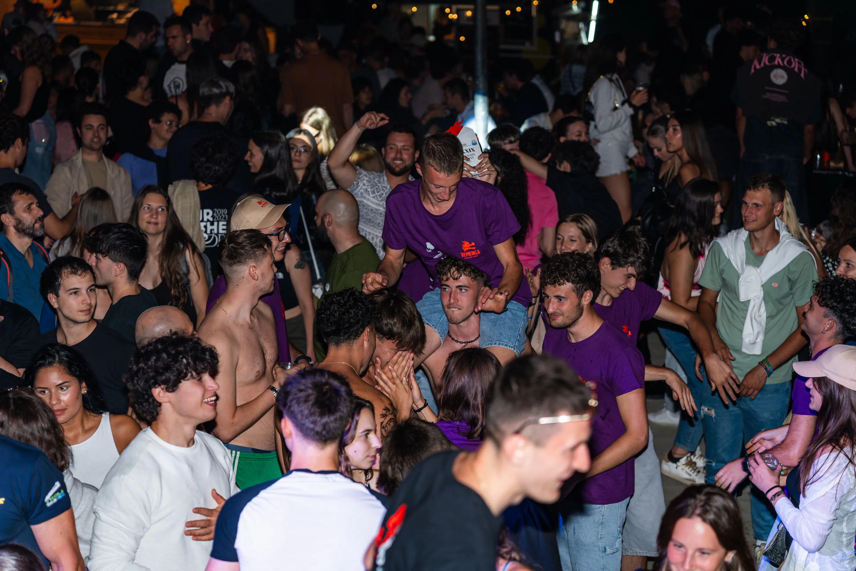 La folla davanti al palco durante il concerto della sera