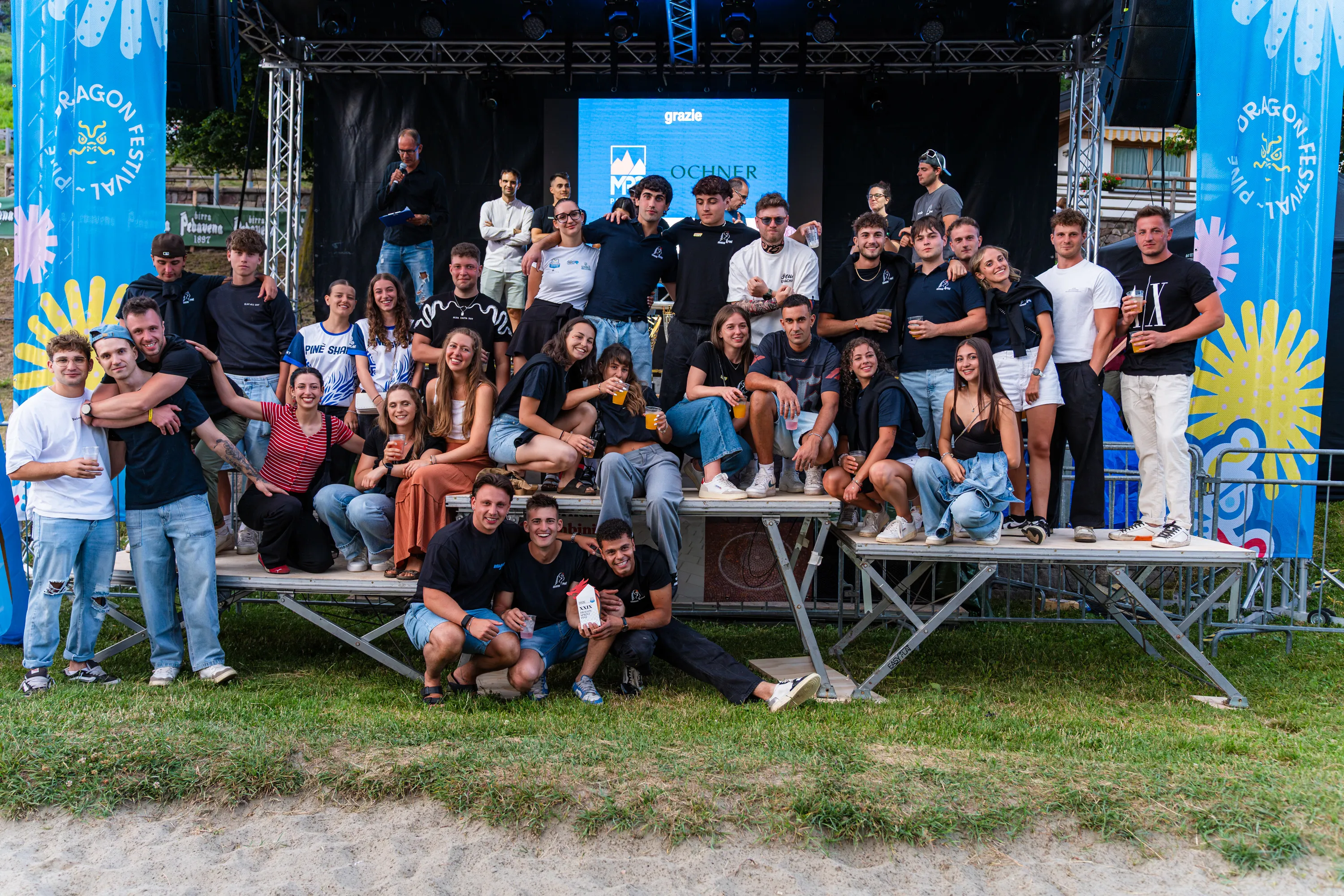 Il gruppo in posa sul palco a fine giornata