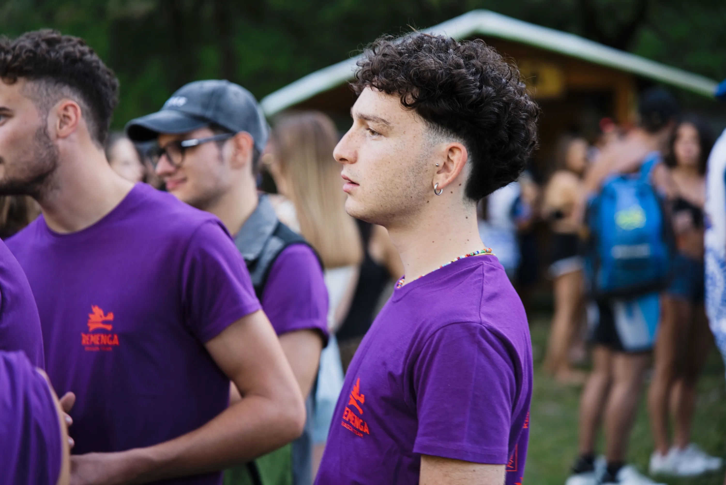 Due ragazzi in maglia viola in mezzo alla gente