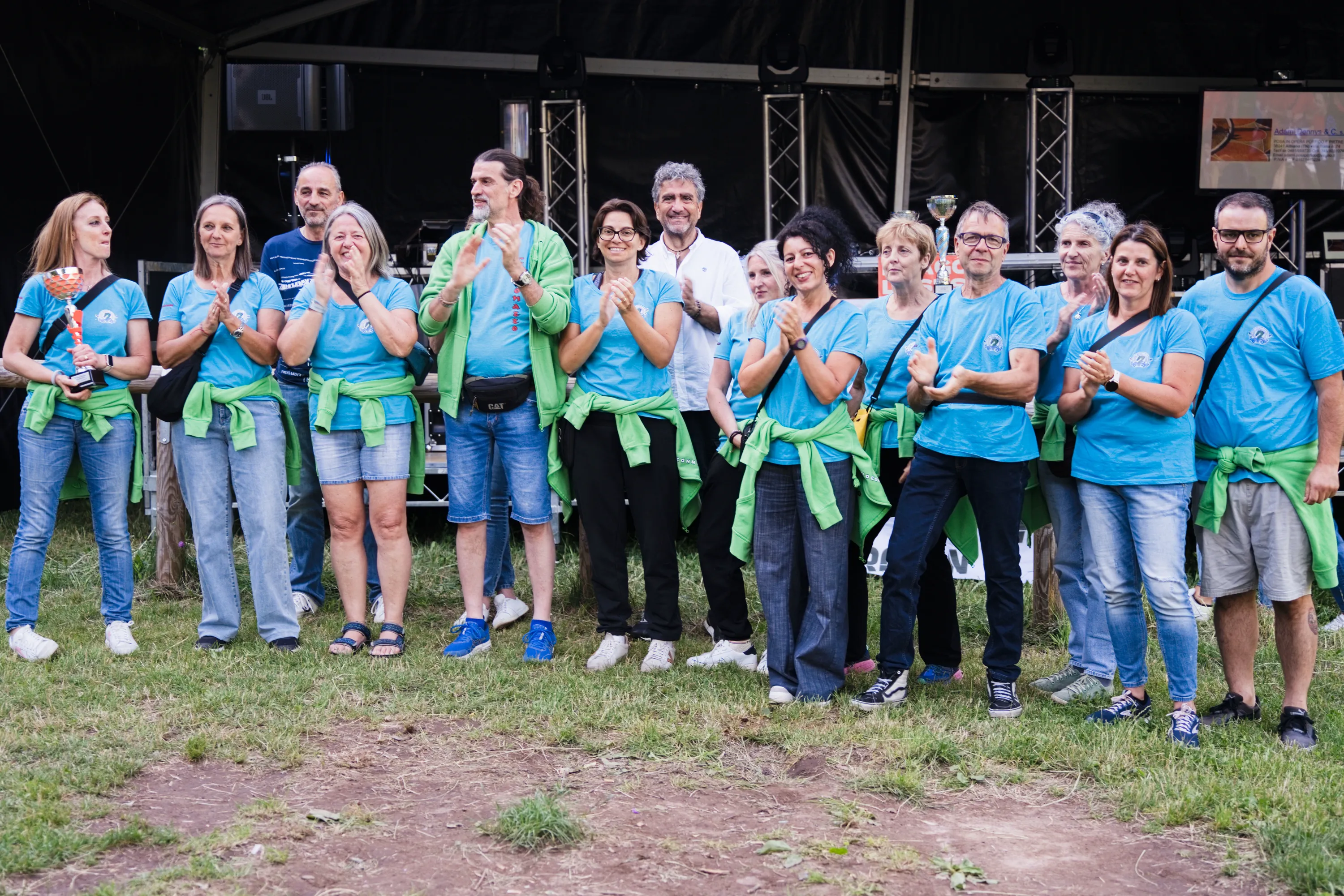La squadra in azzurro in posa davanti al palco a fine giornata