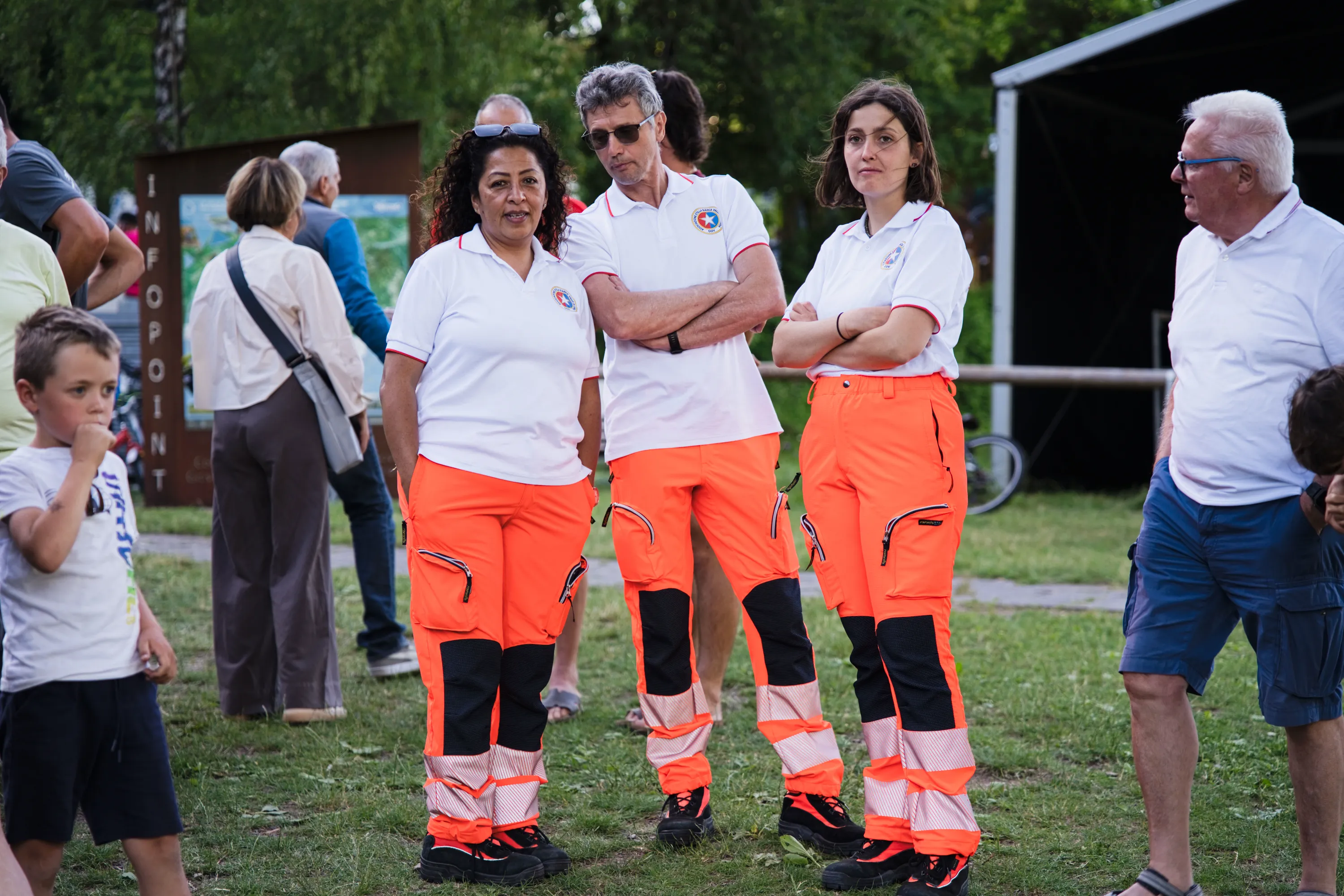 Le volontarie del soccorso in divisa arancione lungo la riva