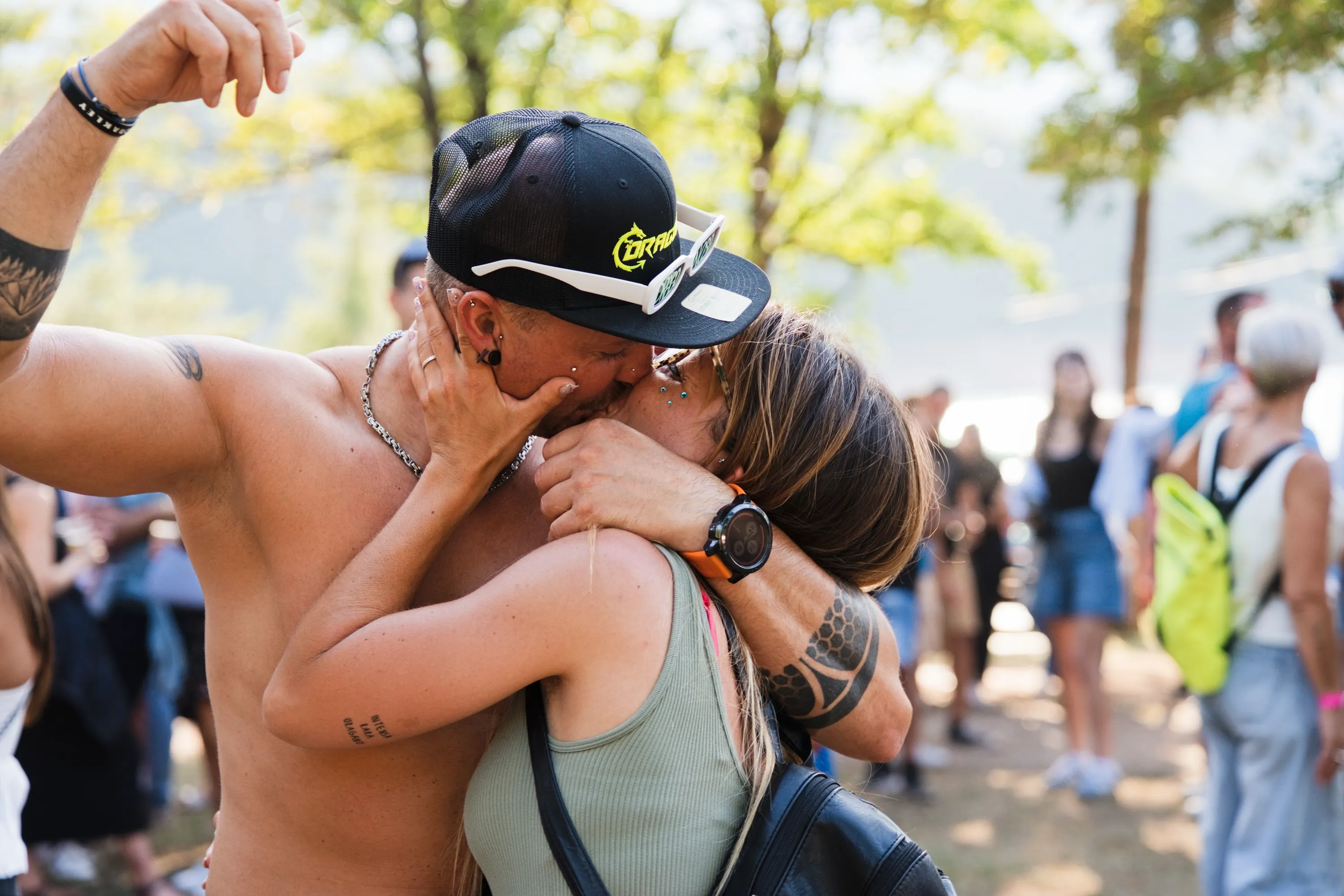 Due persone si baciano in mezzo alla gente, dopo la gara
