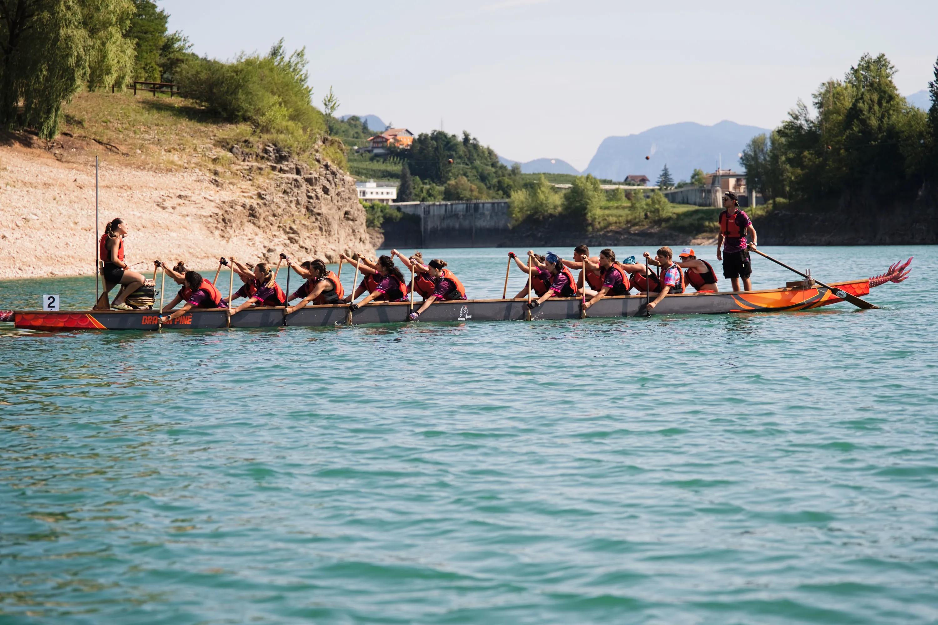 Una barca drago in gara sull'acqua turchese