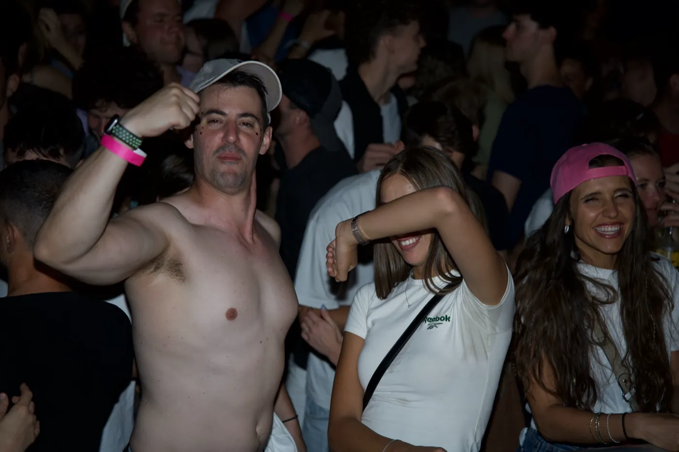 La folla della festa serale, stretta davanti al palco