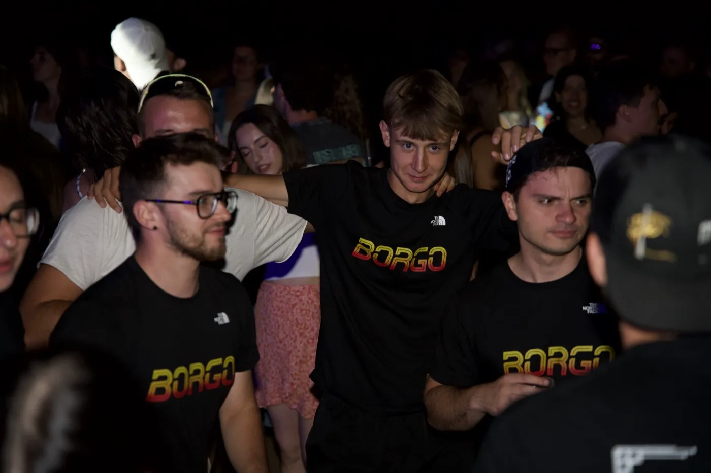 Un gruppo di ragazzi alla festa serale
