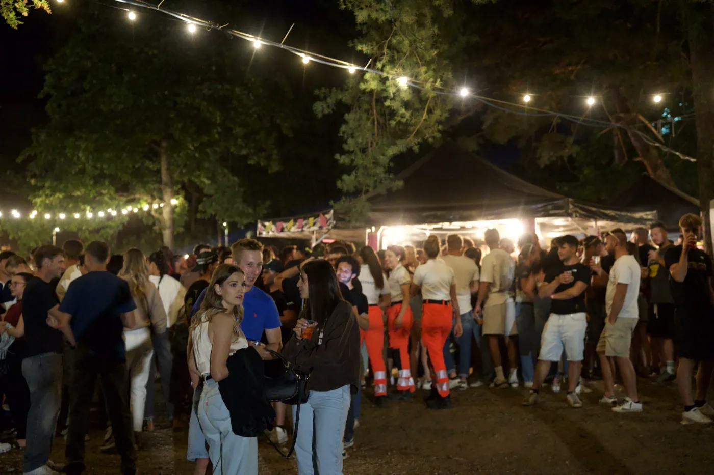 Il tendone della festa serale con le lucine accese
