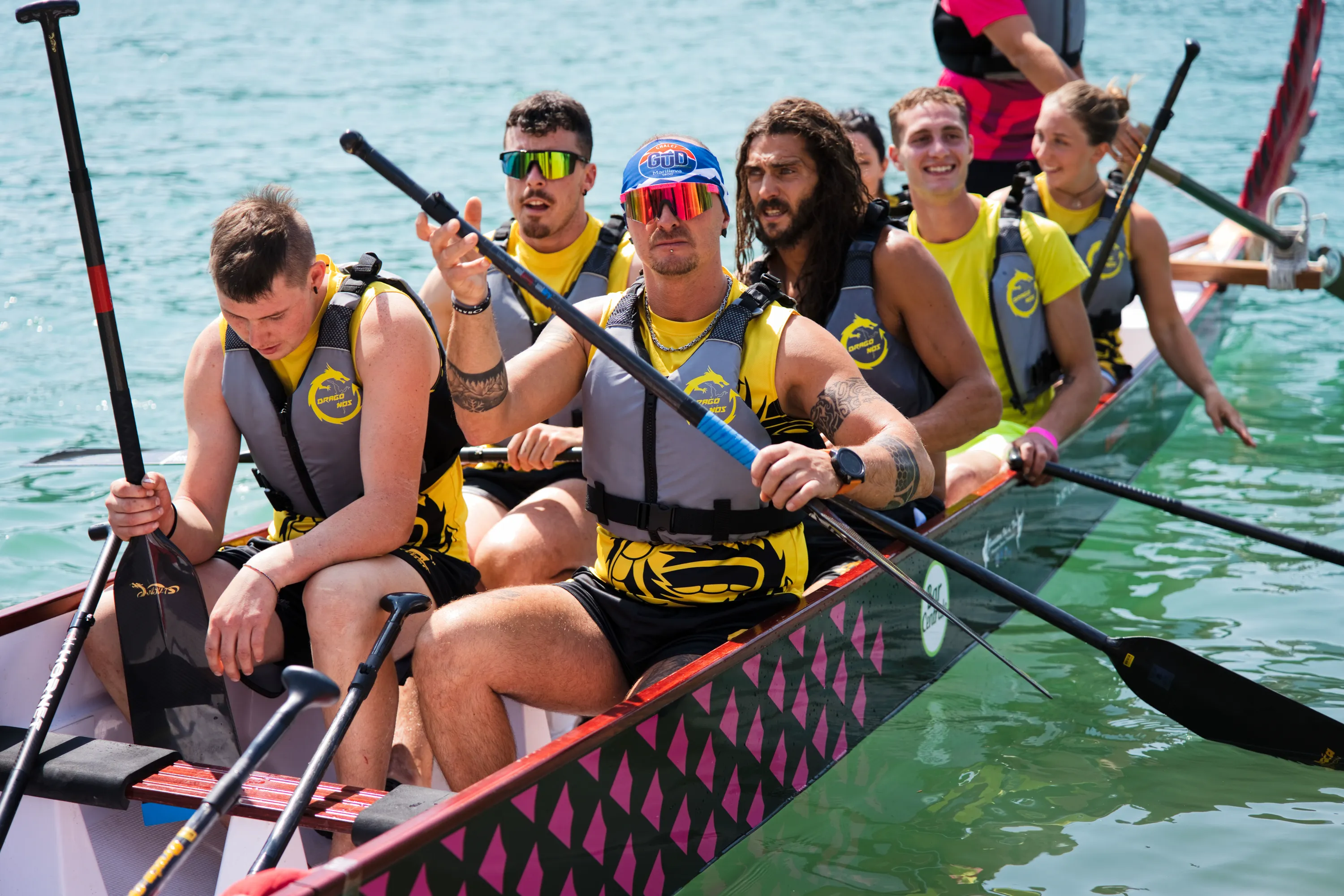 L'equipaggio in giallo e nero a bordo, con le pagaie pronte