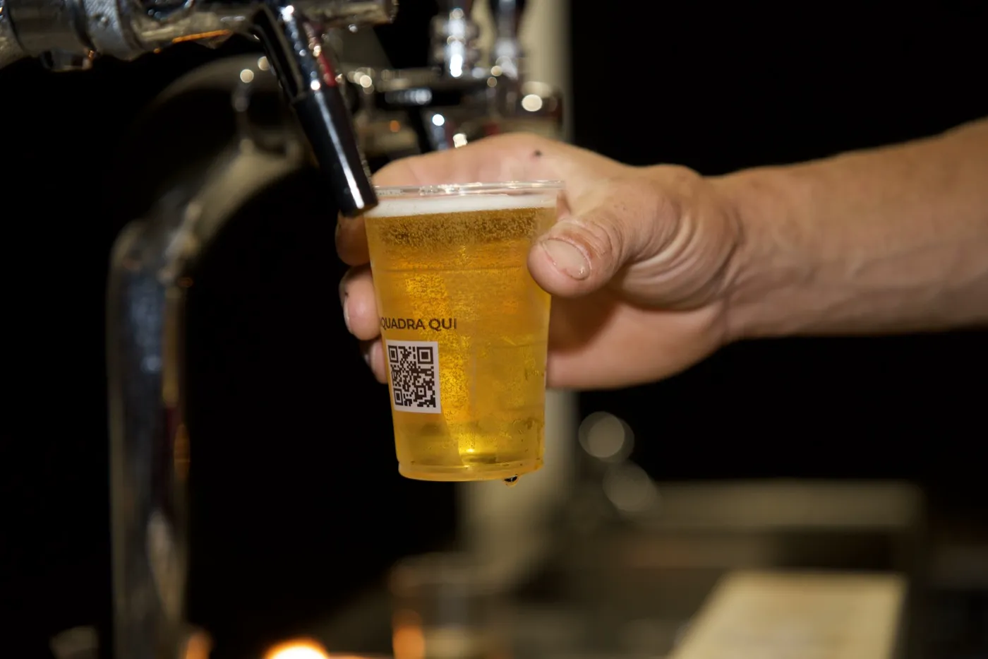 Un bicchiere di birra appena spillato durante la festa