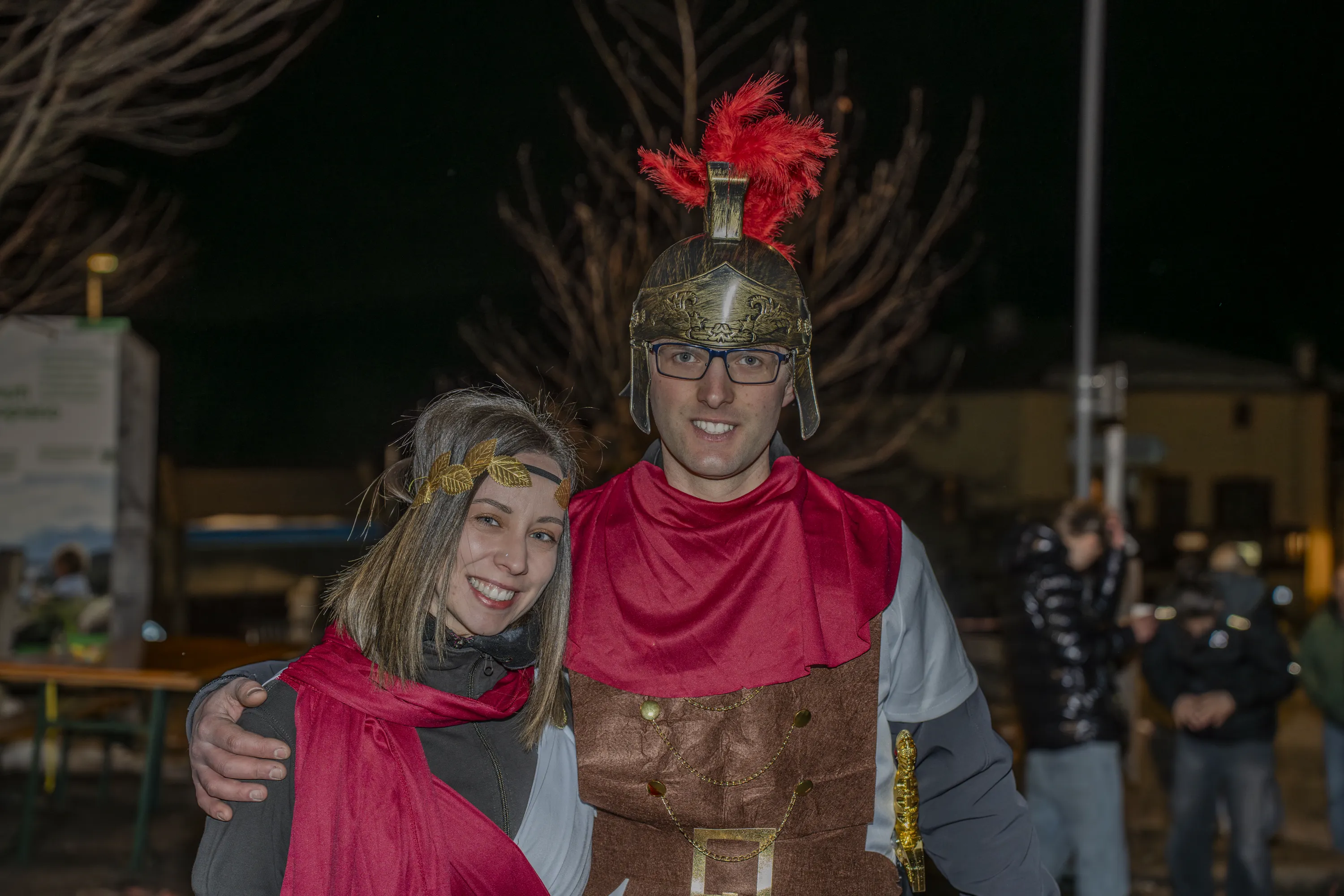 Un ragazzo in costume da centurione romano con una ragazza, di sera