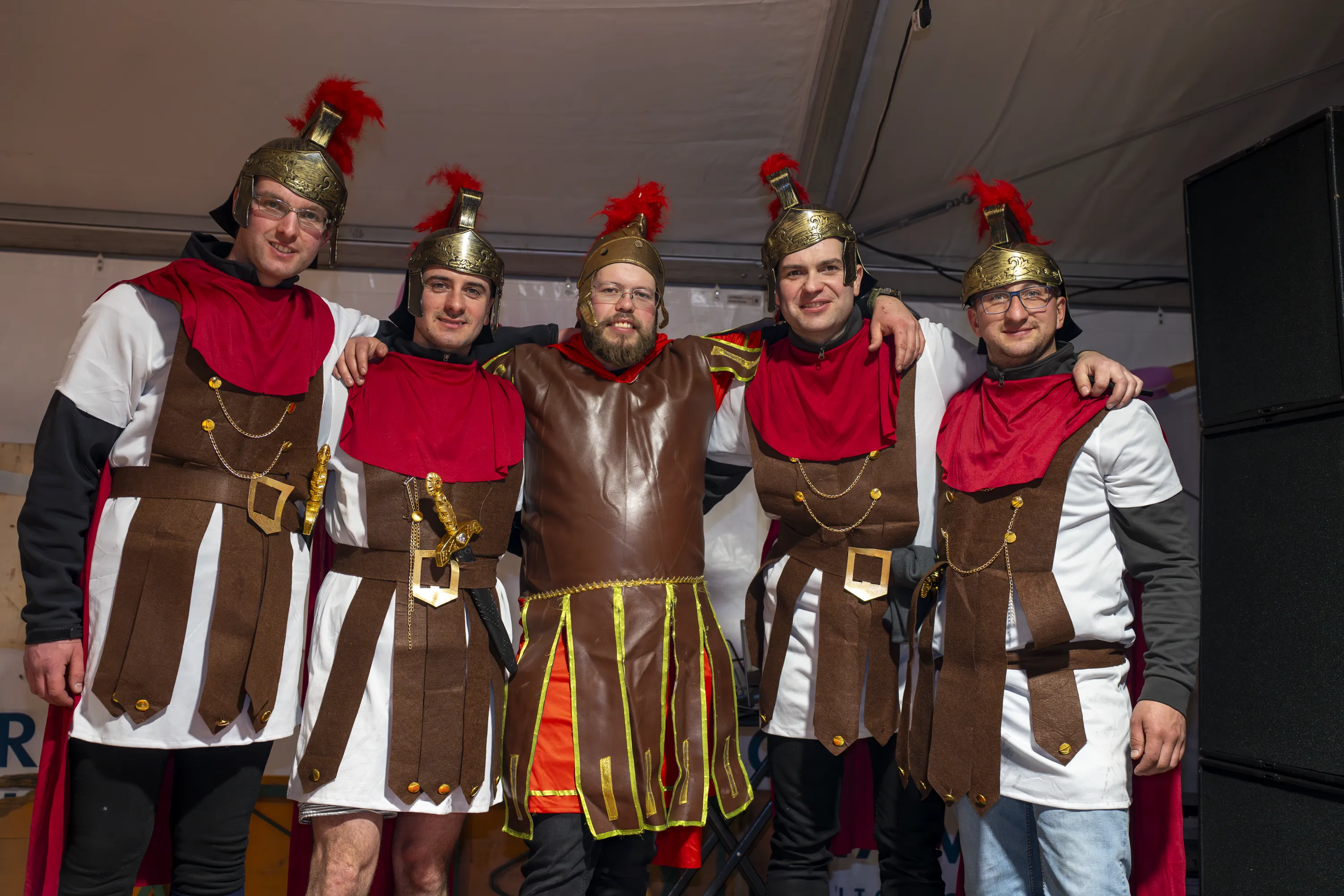 Cinque persone in costume da centurione romano in posa una accanto all'altra