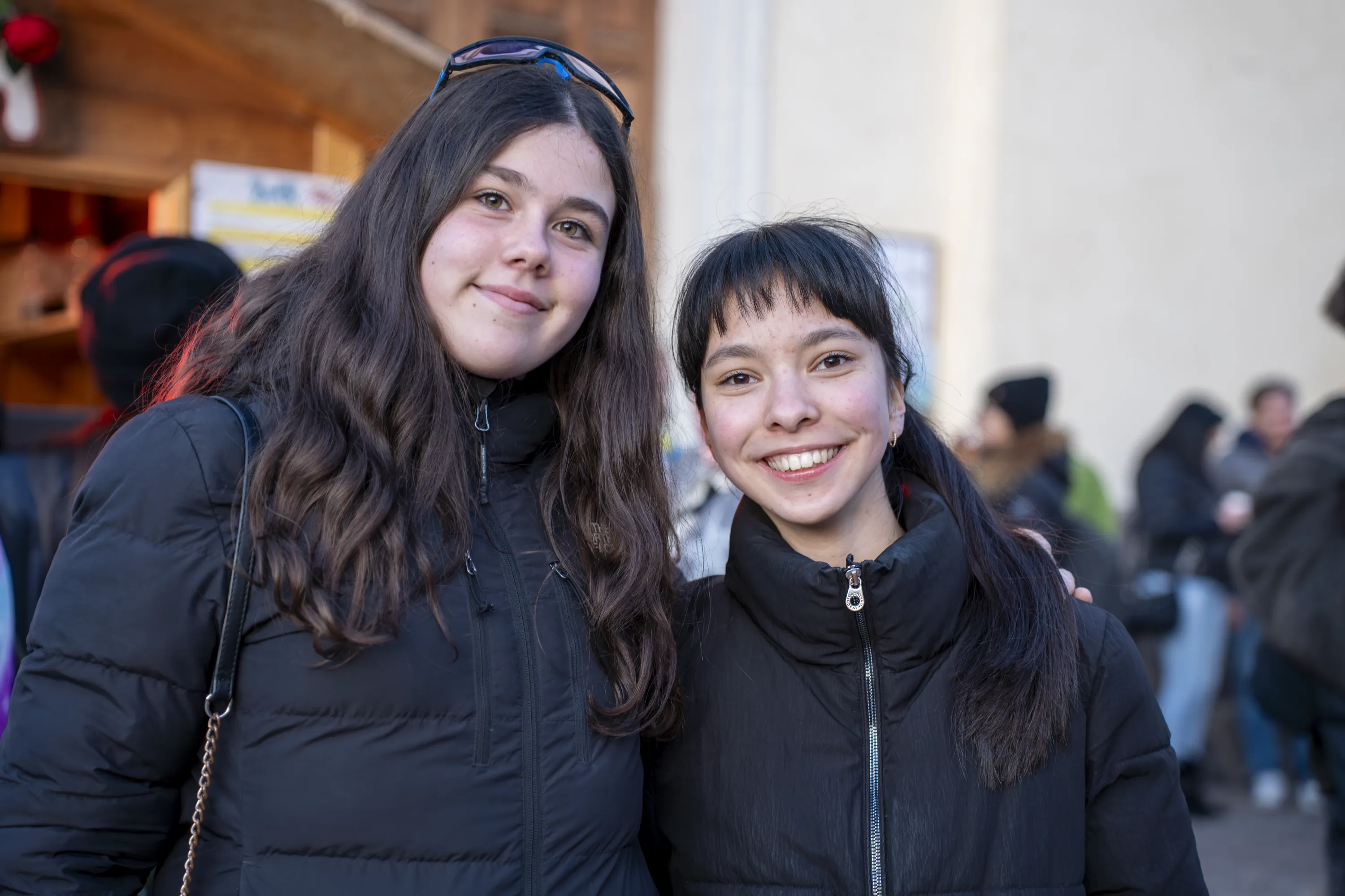 Due ragazze in posa davanti a una casa del paese