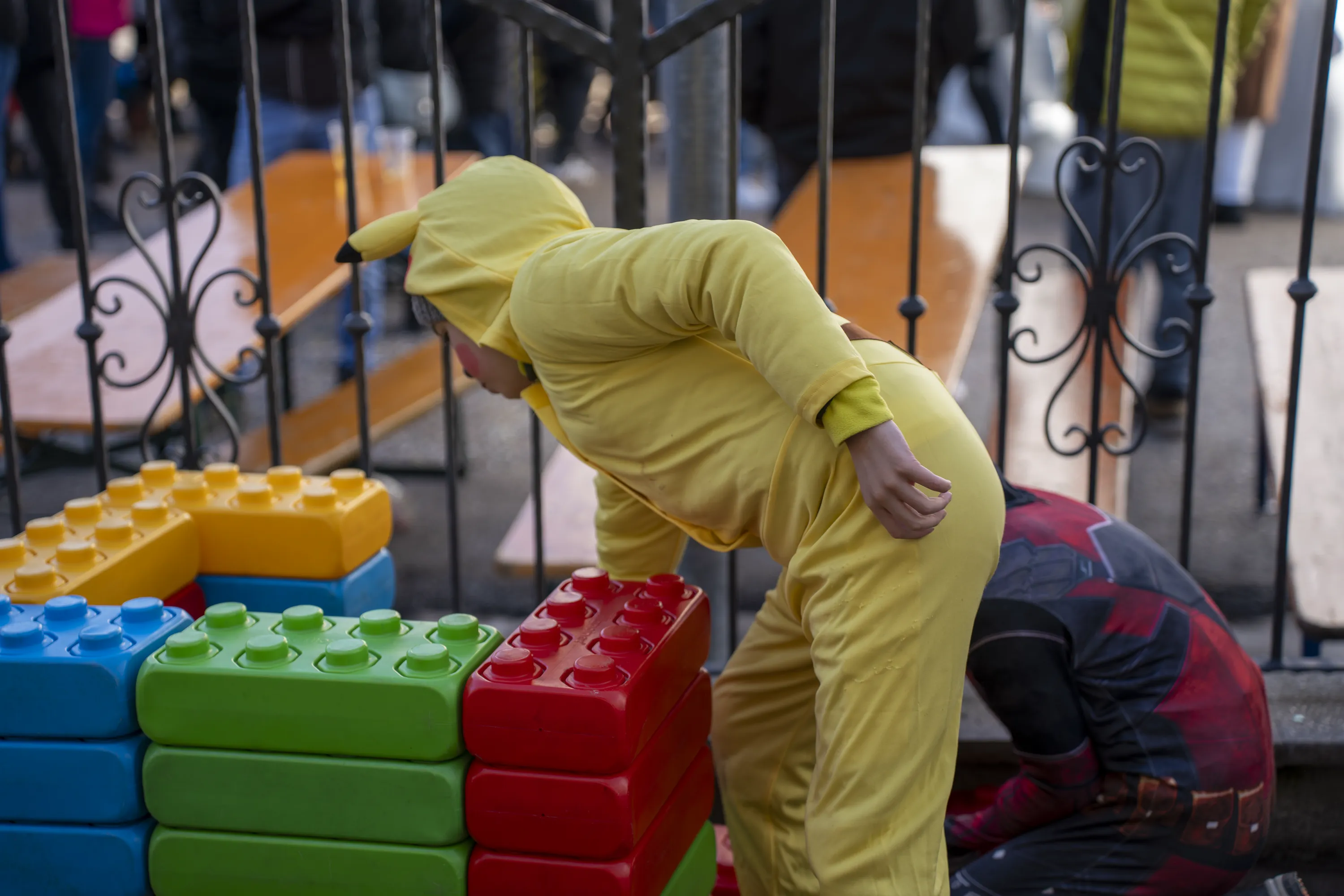 Un costume fatto di mattoncini colorati lungo la via del paese